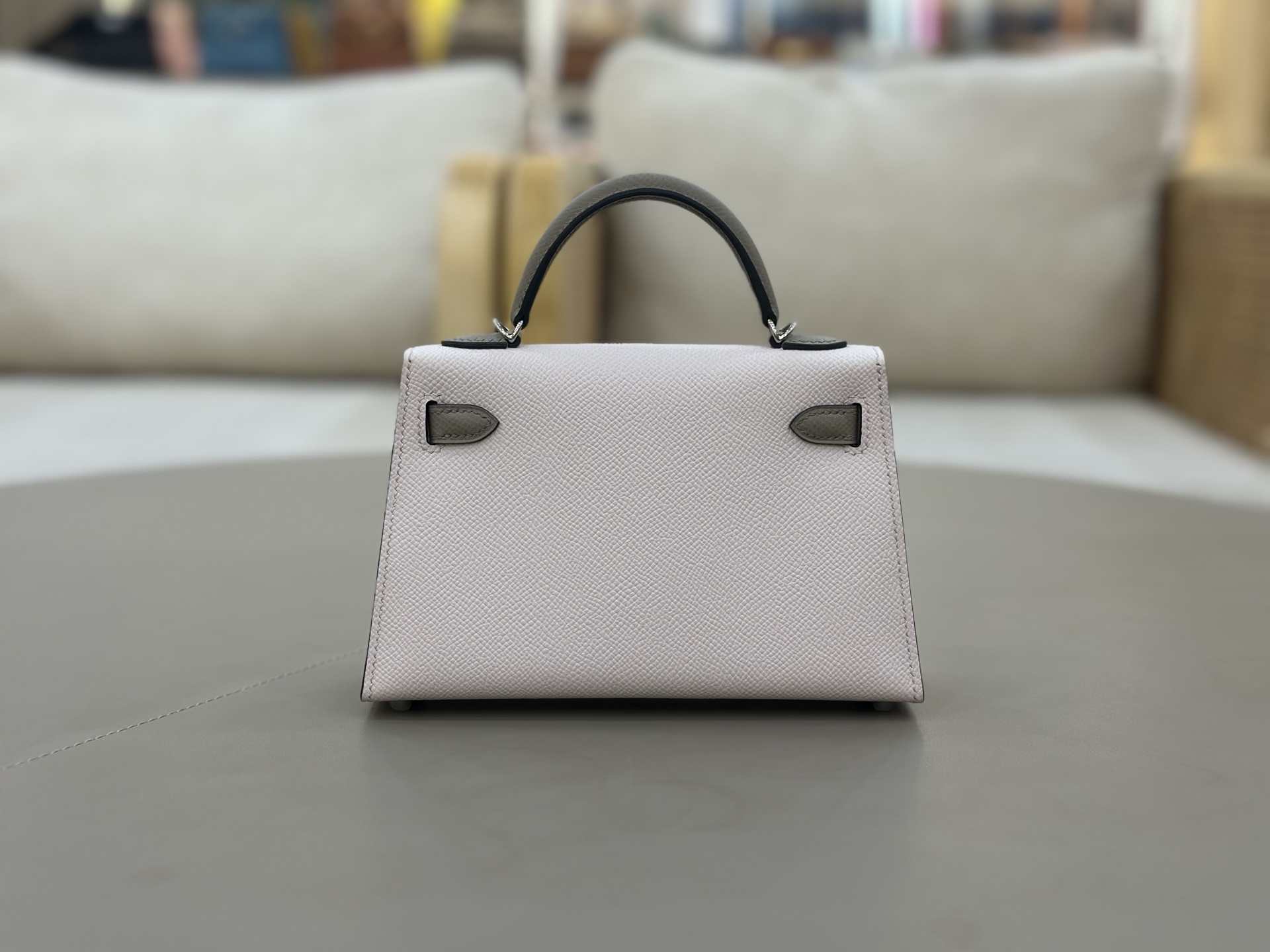 二代Mini Kelly 19cm Epsom皮 梦幻粉/沥青灰
进口原厂皮 蜡线全手工 全钢五金手打钉