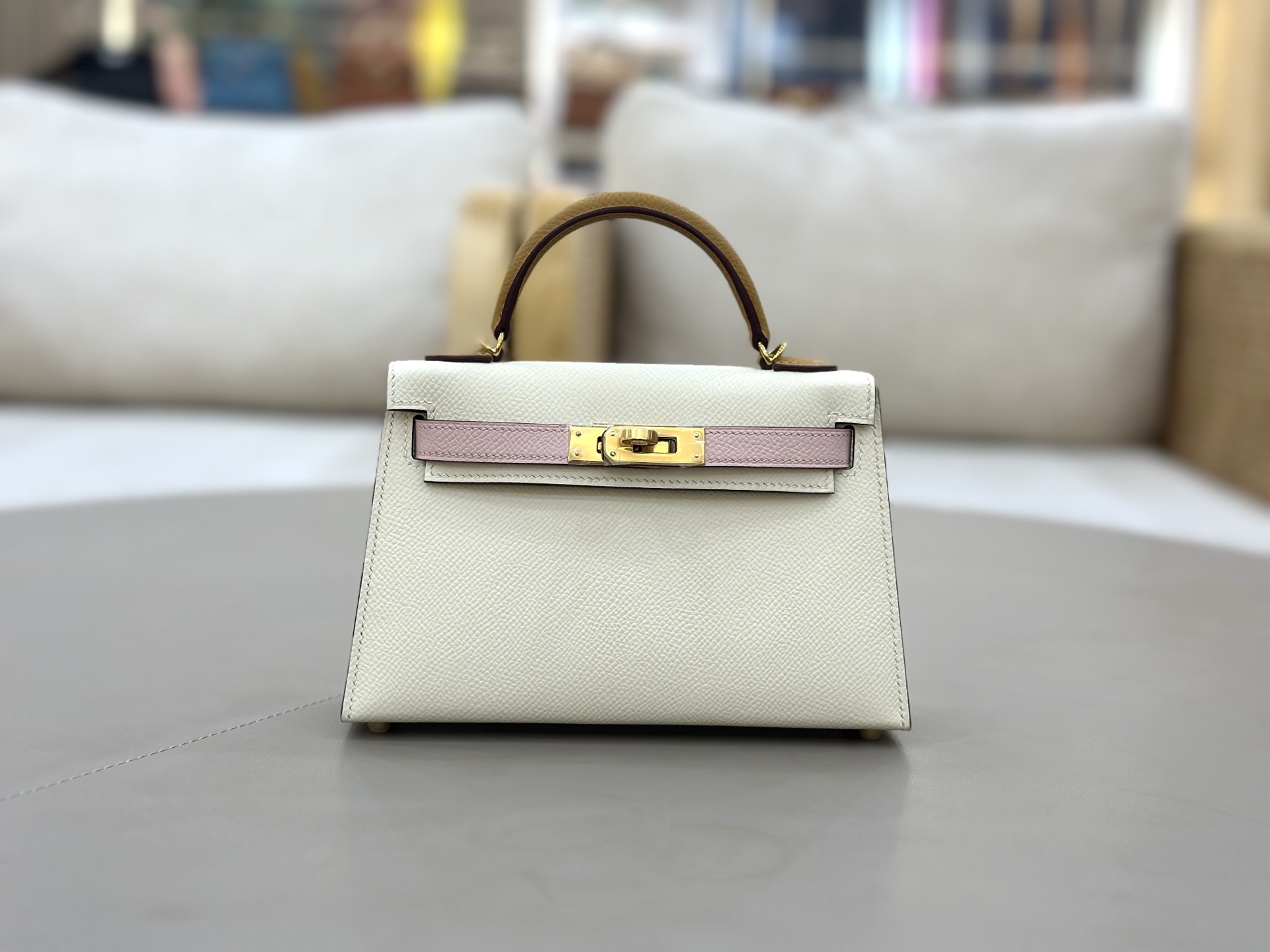 NO:700345,Second generation Mini Kelly 19cm Esom leather, milkshake white/golden brown/3q powder, imported original leather, waxed thread, all-hand, all-steel hardware, hand-nailed, Hermes, hermes, Hermes,19860909二代Mini Kelly 19cm Esom皮 奶昔白/金棕/3q粉 进口原厂皮 蜡线全手全钢五金手打钉,爱马仕,hermes,Hermes,,Bag