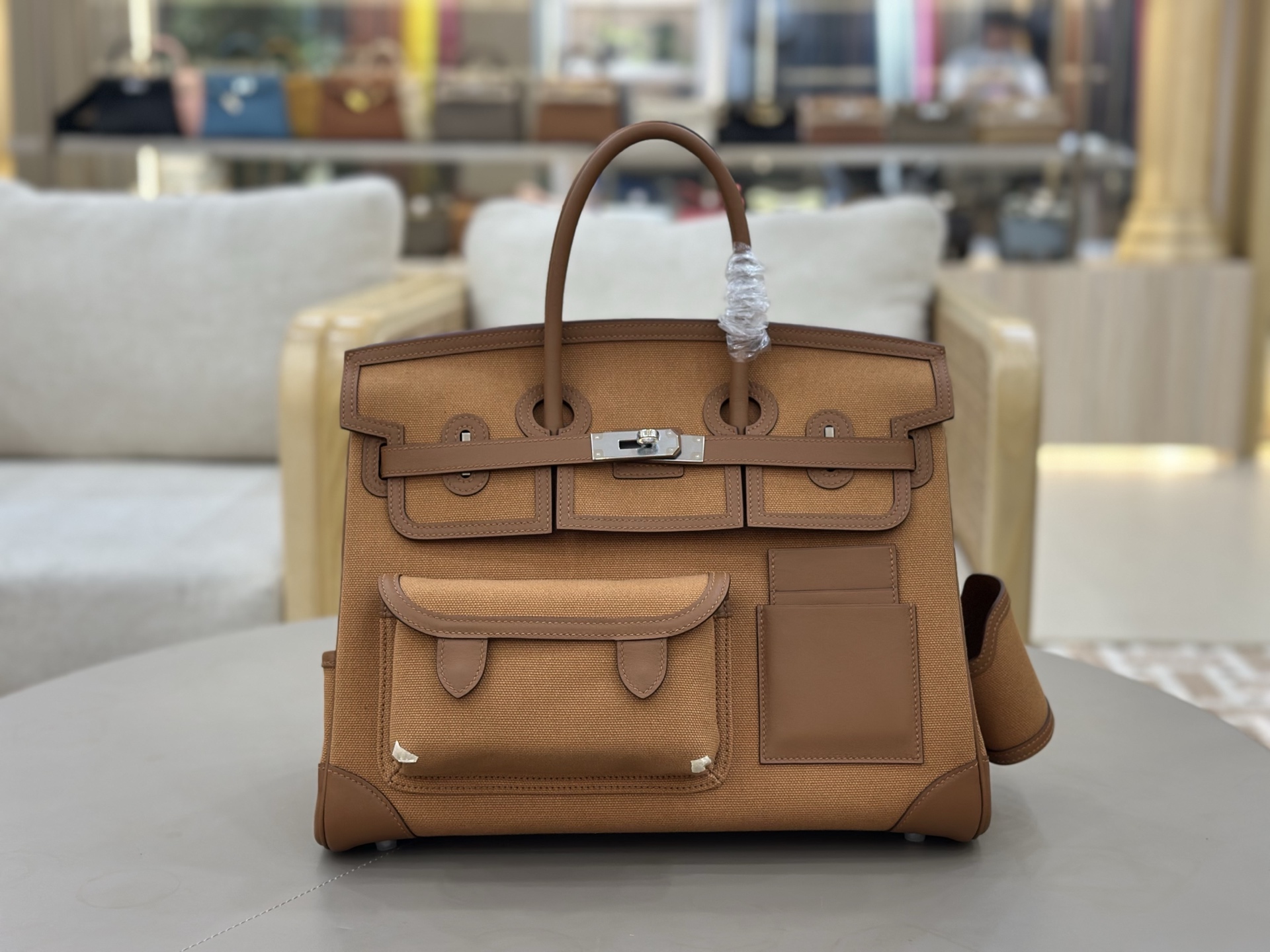 NO:697980,Golden brown ready stock birkin 35cm cargo This year's new canvas and swift leather / silver buckle, super large capacity and lightweight, a unisex model / This bag has a pocket on the front and back, which can hold coins, cards, earphones, etc., and there is a partition pocket and a cup holder for drinks on the left and right sides, which can be removed, Hermes, hermes, stuart weitzman, Hermes,19860909金棕 现货 birkin 35cm cargo 今年新出的帆布拼swift皮 /银扣 超大容量 又轻便的一款男女通用款 /这只包正反面各有一个口袋 可以放零钱卡包耳机等 ,左右两侧分别有一个隔袋和一个放饮料的杯托 ,可以拆卸,爱马仕,hermes,stuart weitzman,Hermes,,Bag