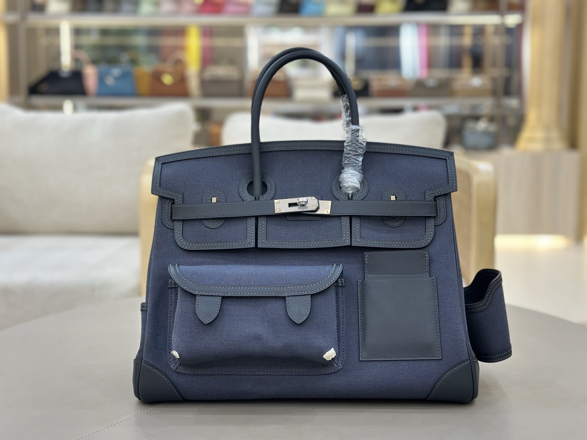 NO:697982,Haze gray, in stock, birkin 35cm cargo, this year's new canvas and swift leather / silver buckle, super large capacity and lightweight, a unisex model / This bag has a pocket on the front and back, which can hold coins, cards, earphones, etc., and there is a partition pocket and a cup holder for drinks on the left and right sides, which can be removed, Hermes, hermes, stuart weitzman, Hermes,19860909雾霾灰 现货 birkin 35cm cargo 今年新出的帆布拼swift皮 /银扣 超大容量 又轻便的一款男女通用款 /这只包正反面各有一个口袋 可以放零钱卡包耳机等 ,左右两侧分别有一个隔袋和一个放饮料的杯托 ,可以拆卸,爱马仕,hermes,stuart weitzman,Hermes,,Bag