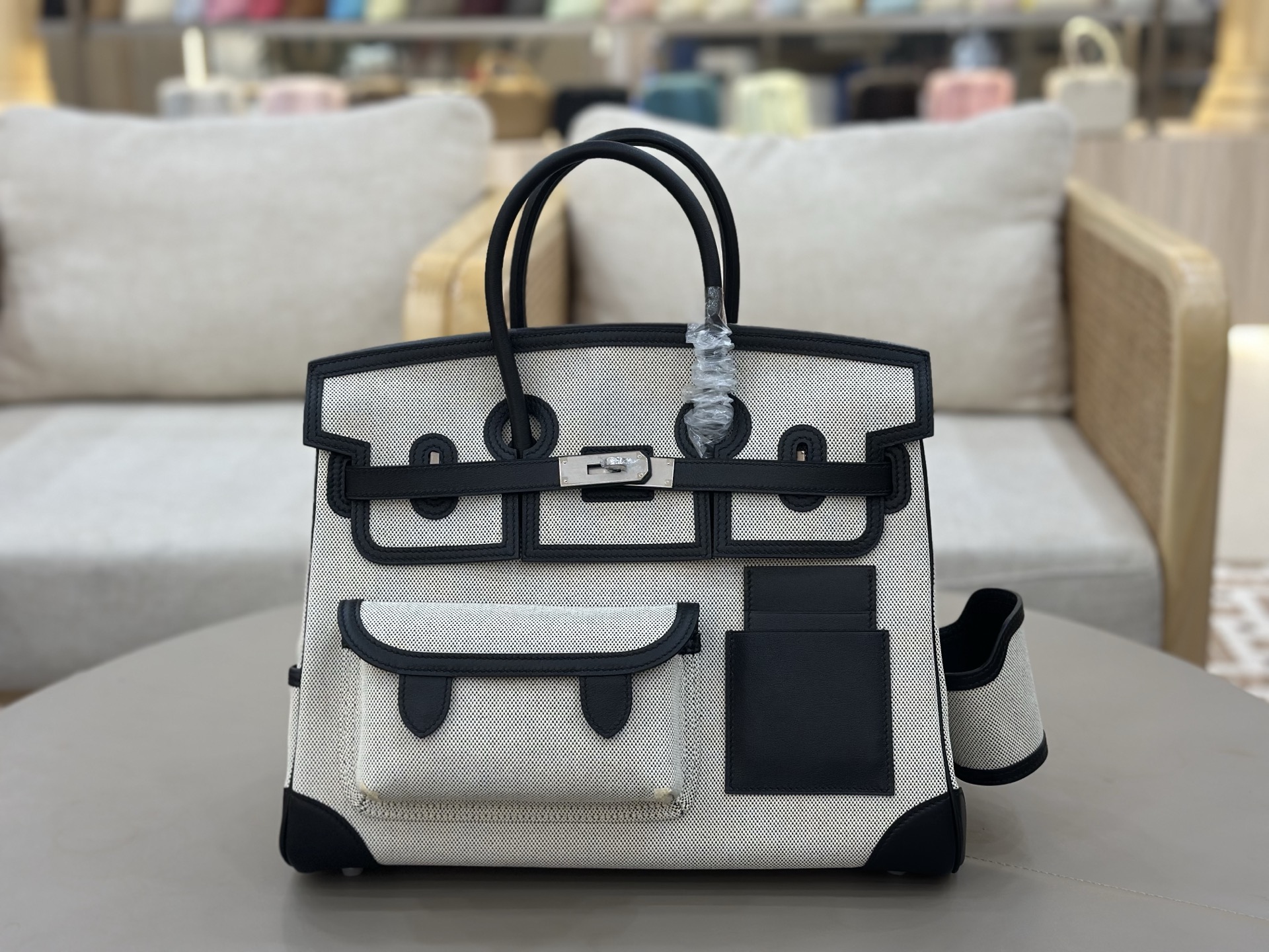 NO:697984,Panda black and white, in stock, birkin 35cm cargo, this year's new canvas and swift leather / silver buckle, super large capacity and lightweight, a unisex model / This bag has a pocket on the front and back, which can hold coins, cards, earphones, etc., there is a partition pocket and a cup holder for drinks on the left and right sides, removable, Hermes, hermes, stuart weitzman, Hermes,19860909熊猫黑白色 现货 birkin 35cm cargo 今年新出的帆布拼swift皮 /银扣 超大容量 又轻便的一款男女通用款 /这只包正反面各有一个口袋 可以放零钱卡包耳机等 ,左右两侧分别有一个隔袋和一个放饮料的杯托 ,可以拆卸,爱马仕,hermes,stuart weitzman,Hermes,,Bag
