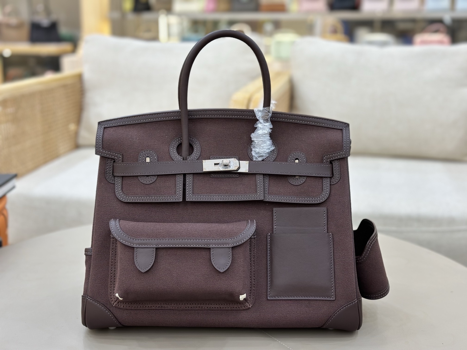NO:697989,Ebony color birkin 35cm cargo, this year's new canvas and swift leather/silver buckle, super large capacity and lightweight, a unisex style/This bag has a pocket on the front and back, which can hold coins, cards, earphones, etc., and there is a partition pocket and a cup holder for drinks on the left and right sides, which are detachable, Hermes, hermes, stuart weitzman, Hermes,19860909乌木色 birkin 35cm cargo 今年新出的帆布拼swift皮 /银扣 超大容量 又轻便的一款男女通用款 /这只包正反面各有一个口袋 可以放零钱卡包耳机等 ,左右两侧分别有一个隔袋和一个放饮料的杯托 ,可以拆卸,爱马仕,hermes,stuart weitzman,Hermes,,Bag