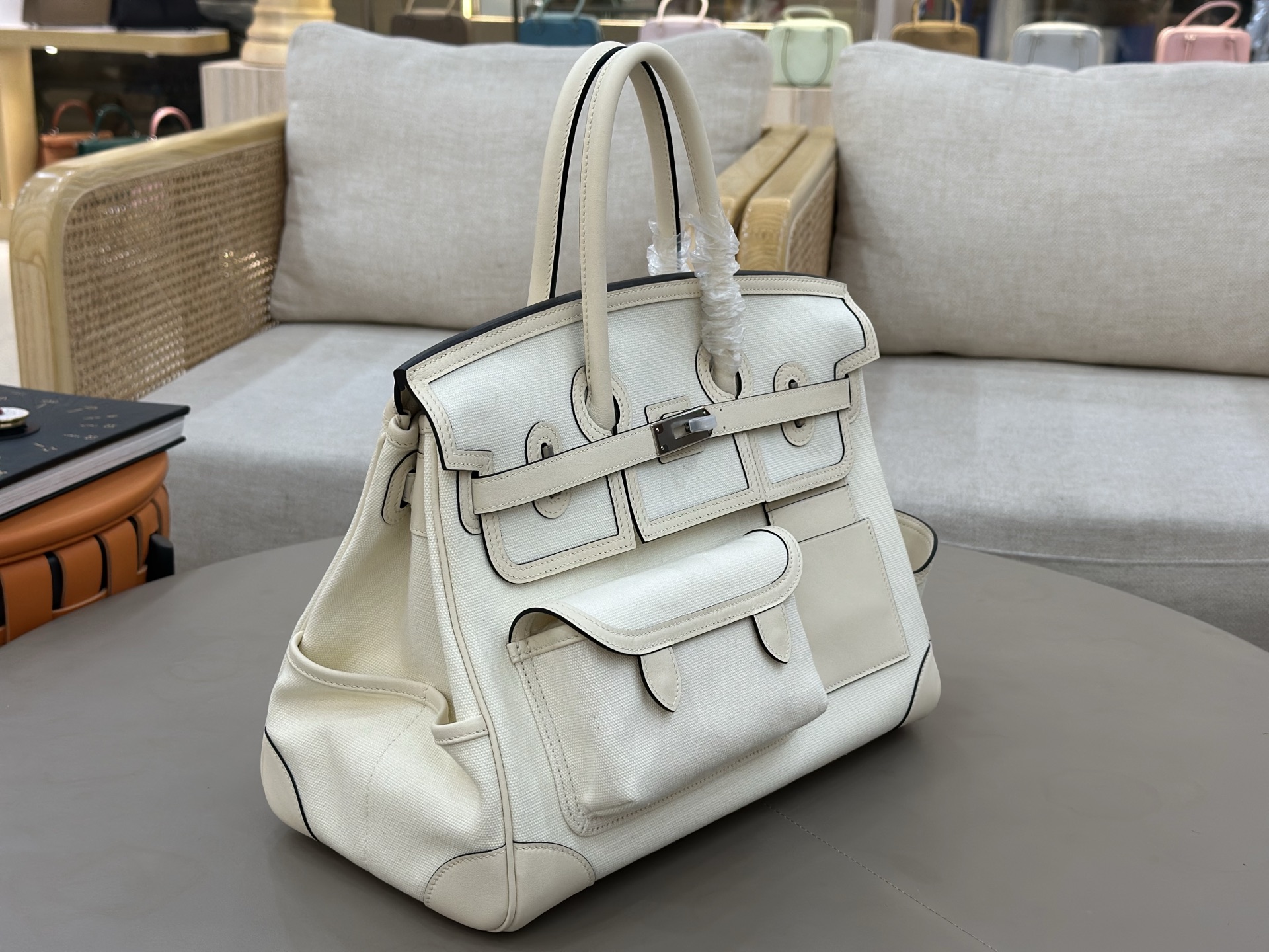 NO:697978,Cream white, in stock, birkin 35cm cargo, this year's new canvas and swift leather / silver buckle, super large capacity and lightweight, a unisex model / This bag has a pocket on the front and back, which can hold coins, cards, earphones, etc., and there is a partition pocket and a cup holder for drinks on the left and right sides, which can be removed, Hermes, hermes, stuart weitzman, Hermes,19860909奶油白 现货 birkin 35cm cargo 今年新出的帆布拼swift皮 /银扣 超大容量 又轻便的一款男女通用款 /这只包正反面各有一个口袋 可以放零钱卡包耳机等 ,左右两侧分别有一个隔袋和一个放饮料的杯托 ,可以拆卸,爱马仕,hermes,stuart weitzman,Hermes,,Bag