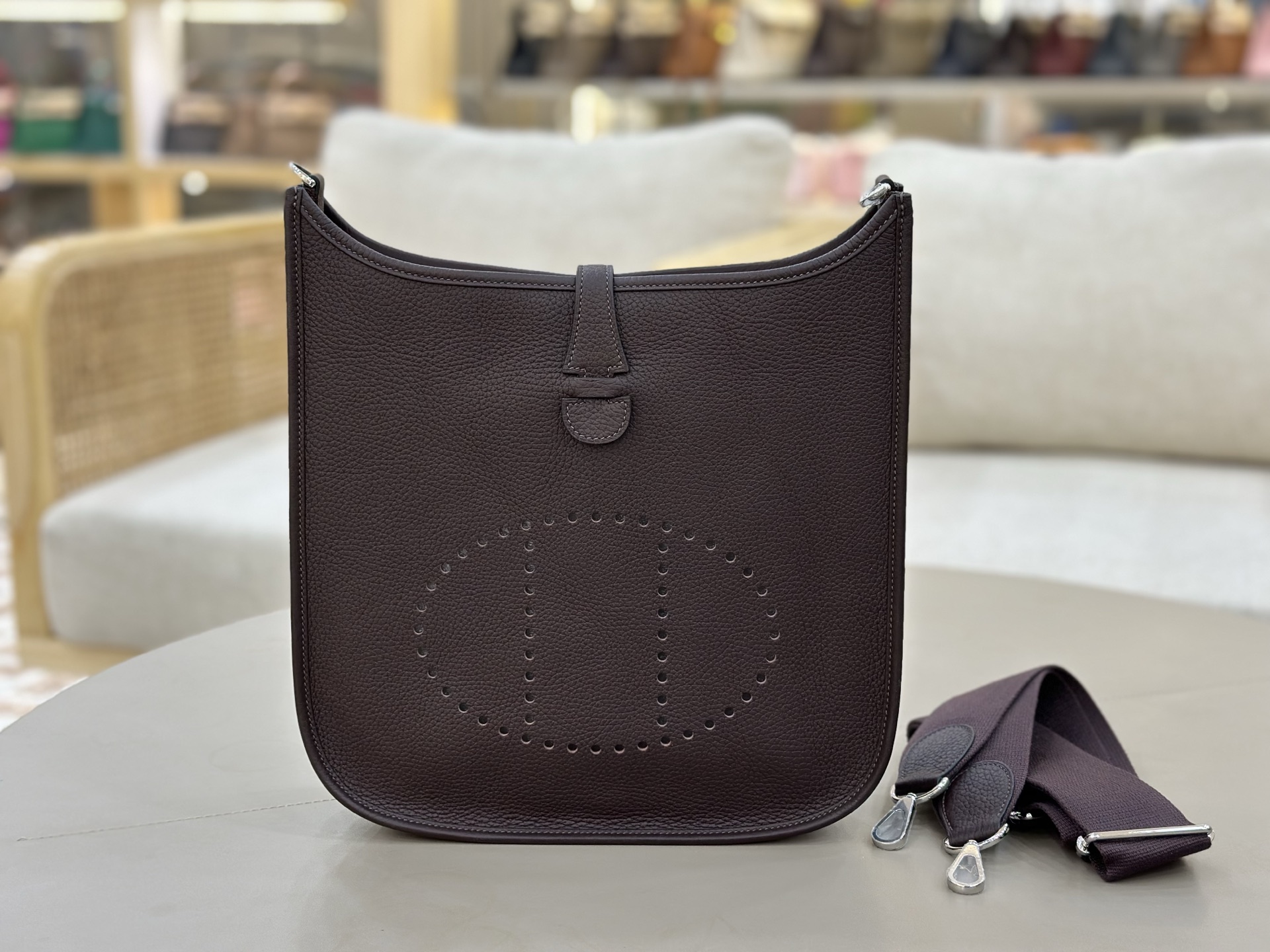 NO:851308,Evelyne 29cm clemence leather ebony color is a very casual bag, suitable for men and women. The wide shoulder strap is very comfortable to use and the length can be adjusted for easy cross-body wear. The bag is lightweight, stain-resistant and has a large capacity. It is the first choice for daily commuting and travel. Hermes, hermes, Hermes,19860909Evelyne 伊芙琳 29cm clemence皮 乌木色 非常休闲随意的一款包,男女适用,宽版肩带使用很舒适,可以调节长度,方便斜挎、包身轻便、耐脏 而且容量挺大,日常通勤、旅游首选,爱马仕,hermes,Hermes,,Bag