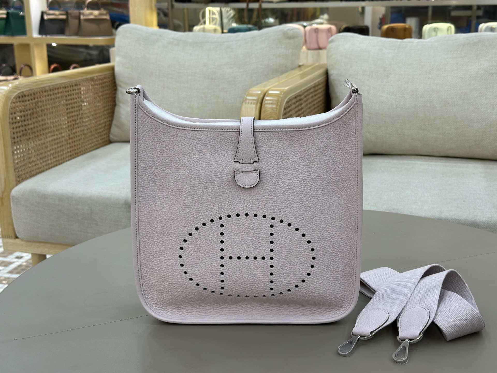 NO:851319,Evelyne 29cm clemence leather, dreamy pink and purple, a very casual and casual bag, suitable for men and women, the wide shoulder strap is very comfortable to use, the length can be adjusted, convenient for cross-body wear, the bag is lightweight, stain-resistant and has a large capacity, the first choice for daily commuting and travel, Hermes, hermes, Hermes,19860909Evelyne 伊芙琳 29cm clemence皮 梦幻粉紫色 非常休闲随意的一款包,男女适用,宽版肩带使用很舒适,可以调节长度,方便斜挎、包身轻便、耐脏 而且容量挺大,日常通勤、旅游首选,爱马仕,hermes,Hermes,,Bag