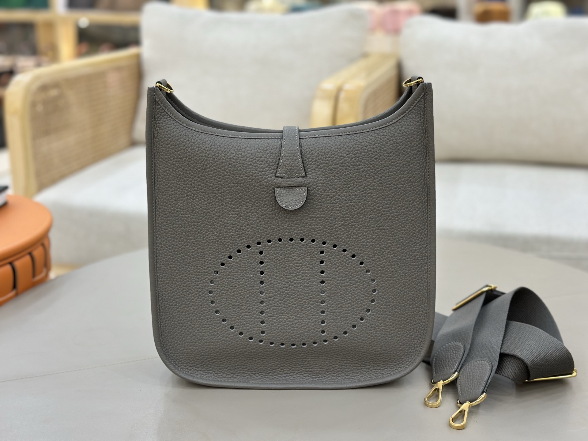 NO:851330,Evelyne 29cm clemence leather pewter gray, a very casual bag, suitable for men and women, the wide shoulder strap is very comfortable to use, the length can be adjusted, easy to carry cross-body, the bag is light, stain-resistant and has a large capacity, the first choice for daily commuting and travel, Hermes, hermes, Hermes,19860909Evelyne 伊芙琳 29cm clemence皮 锡器灰色 非常休闲随意的一款包,男女适用,宽版肩带使用很舒适,可以调节长度,方便斜挎、包身轻便、耐脏 而且容量挺大,日常通勤、旅游首选,爱马仕,hermes,Hermes,,Bag