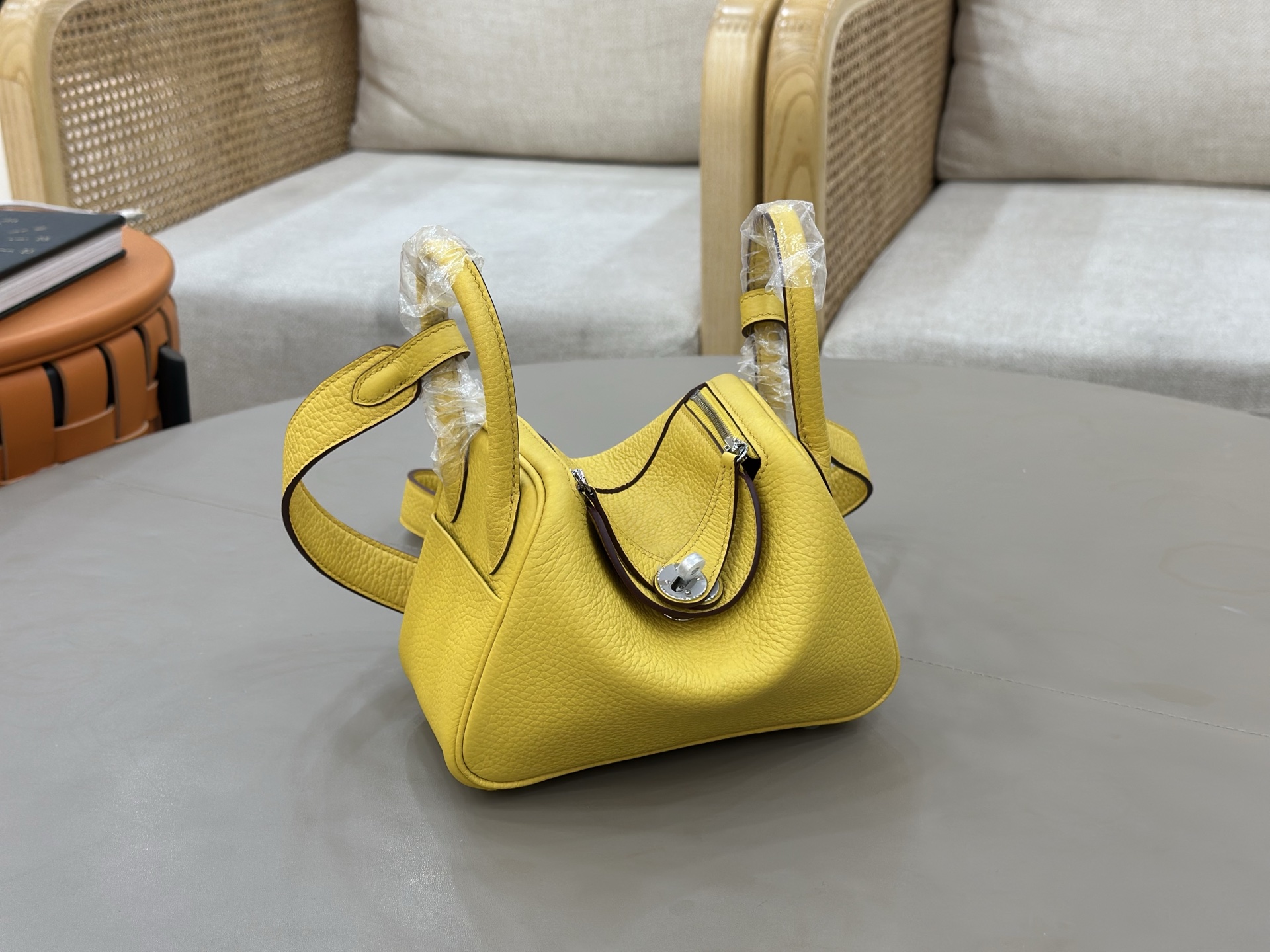 NO:811532,The most popular mini Lindy. The smallest size is 19cm. Imported original TC leather + all-steel hardware. Exquisite workmanship is the soul of the entire bag. It has been popular since the catwalk. Inheriting the excellent storage and styling advantages, the Lindy is perfectly reduced and the shoulder strap is lengthened. It can be carried cross-body. Hand-stitched wax thread, Hermes, Hermes, Hermes,19860909最人气的mini Lindy琳迪 最小的尺寸19cm来咯 进口原厂TC皮+全钢五金. 精致的做工是整个包包的灵魂秀 自从走秀后它受人追捧的热度一直高居不下 .继承出色的储物及造型优势 完美缩小Lindy 更将肩带加长 可斜背手拎 手缝蜡线,爱马仕,hermes,Hermes,,Bag