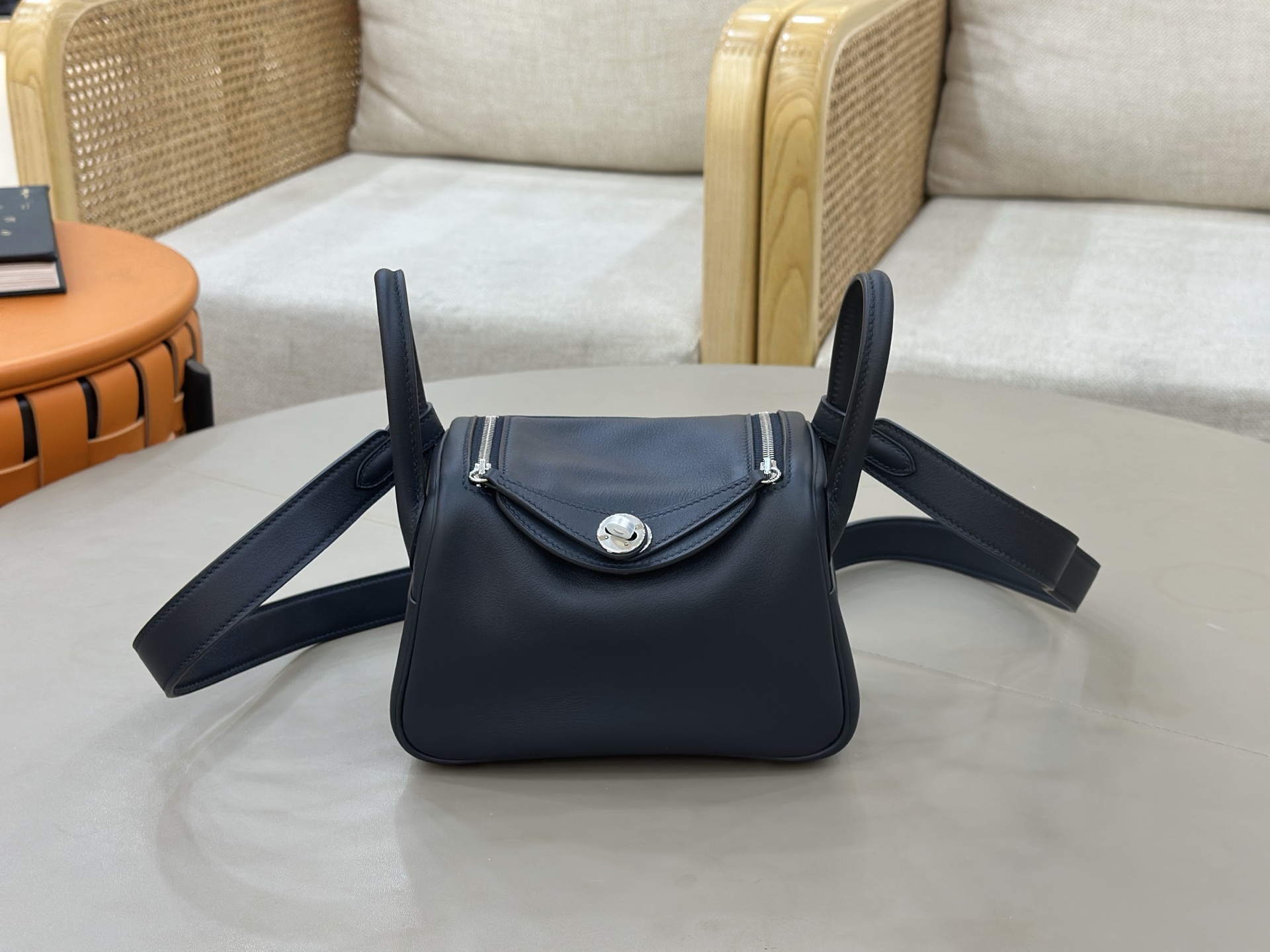 NO:811537,The most popular mini Lindy. The smallest size is 19cm. Swift leather midnight blue silver buckle. Exquisite workmanship is the soul show of the entire bag. It has been popular since the catwalk. Inheriting the excellent storage and styling advantages, the Lindy is perfectly reduced and the shoulder strap is lengthened. It can be carried cross-body. Hand-stitched wax thread, Hermes, hermes, stuart weitzman, Hermes,19860909最人气的mini Lindy琳迪 最小的尺寸19cm来咯 swift皮午夜蓝银扣 精致的做工是整个包包的灵魂秀 自从走秀后它受人追捧的热度一直高居不下 .继承出色的储物及造型优势 完美缩小Lindy 更将肩带加长 可斜背手拎 手缝蜡线,爱马仕,hermes,stuart weitzman,Hermes,,Bag