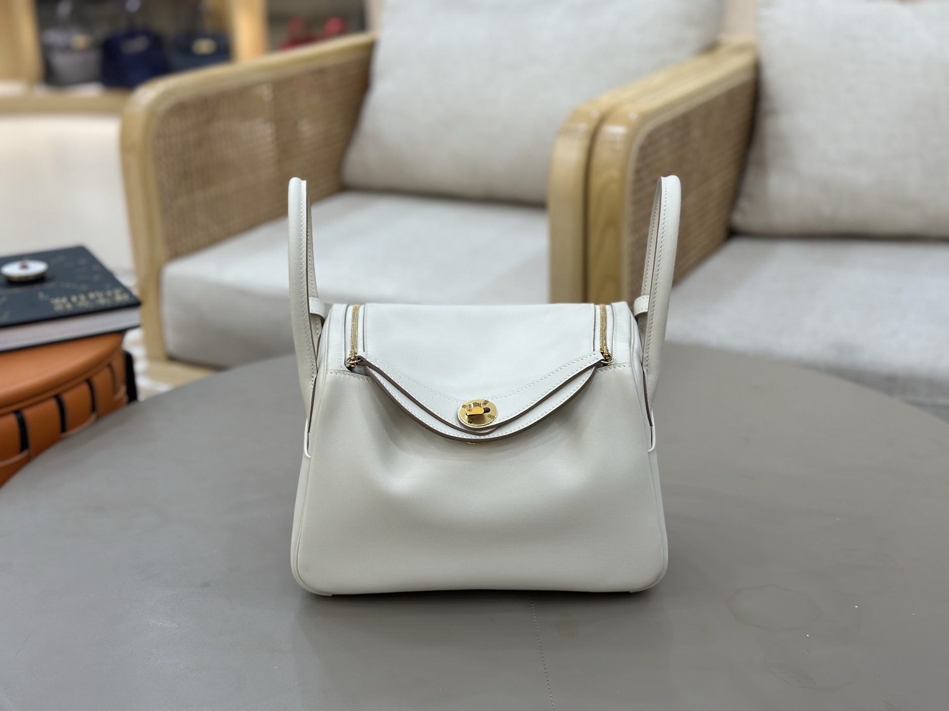 NO:893958,Lindy 26cm Swift leather. All steel hardware and hand hammered copper nails.,,stuart weitzman,Hermes,19860909Lindy 26cm Swift皮. 全手全钢五金手打铜钉.,,stuart weitzman,Hermes,,Bag