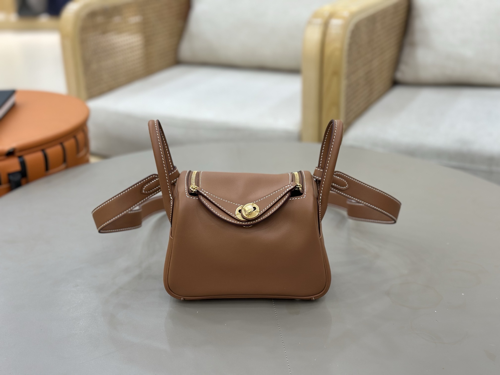 NO:893961,Lindy 19cm Swift leather. All steel hardware and hand hammered copper nails.,,stuart weitzman,Hermes,19860909Lindy 19cm Swift皮. 全手全钢五金手打铜钉.,,stuart weitzman,Hermes,,Bag