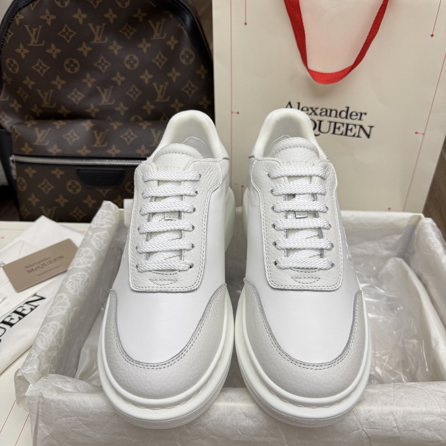 NO:922722,The latest thick-soled white shoes with letters. High-quality goods!  The top purchasing version, the fabric and leather are the correct and the best first-class cowhide from our company (not imitated ordinary trimmed leather in the market), the outsole (the outsole is the final correct version), after a long time of waiting for the correct outsole, all the ones on the market in the early stage are incorrect. The lining is environmentally friendly imported fine mesh, calfskin feet [does not delaminate and does not fade] 2026ss Alexande* McQUEE*  Sizes for women are 34-41 (34.40.41), non-refundable, men’s sizes are 38-45 (customized at 38.45), casual shoes/sports shoes, sneakers, cowhide19860909最新厚底字母小白鞋 高货！顶级代购版本 面料皮料认准我家正确最优等头层牛皮（非市场仿普通修面皮） 大底（大底是最终正确版）,等待正确大底经过漫长时间,前期市面出的一律都是不正确的. 内里环保进口细网布 小牛皮垫脚【不脱层不褪色】 2026ss Alexande* McQUEE* 码数女款34-41（34.40.41）订做不退换 男款38-45（38.45定做）,休闲鞋/运动鞋,sneakers,cowhide,Women's Shoes
