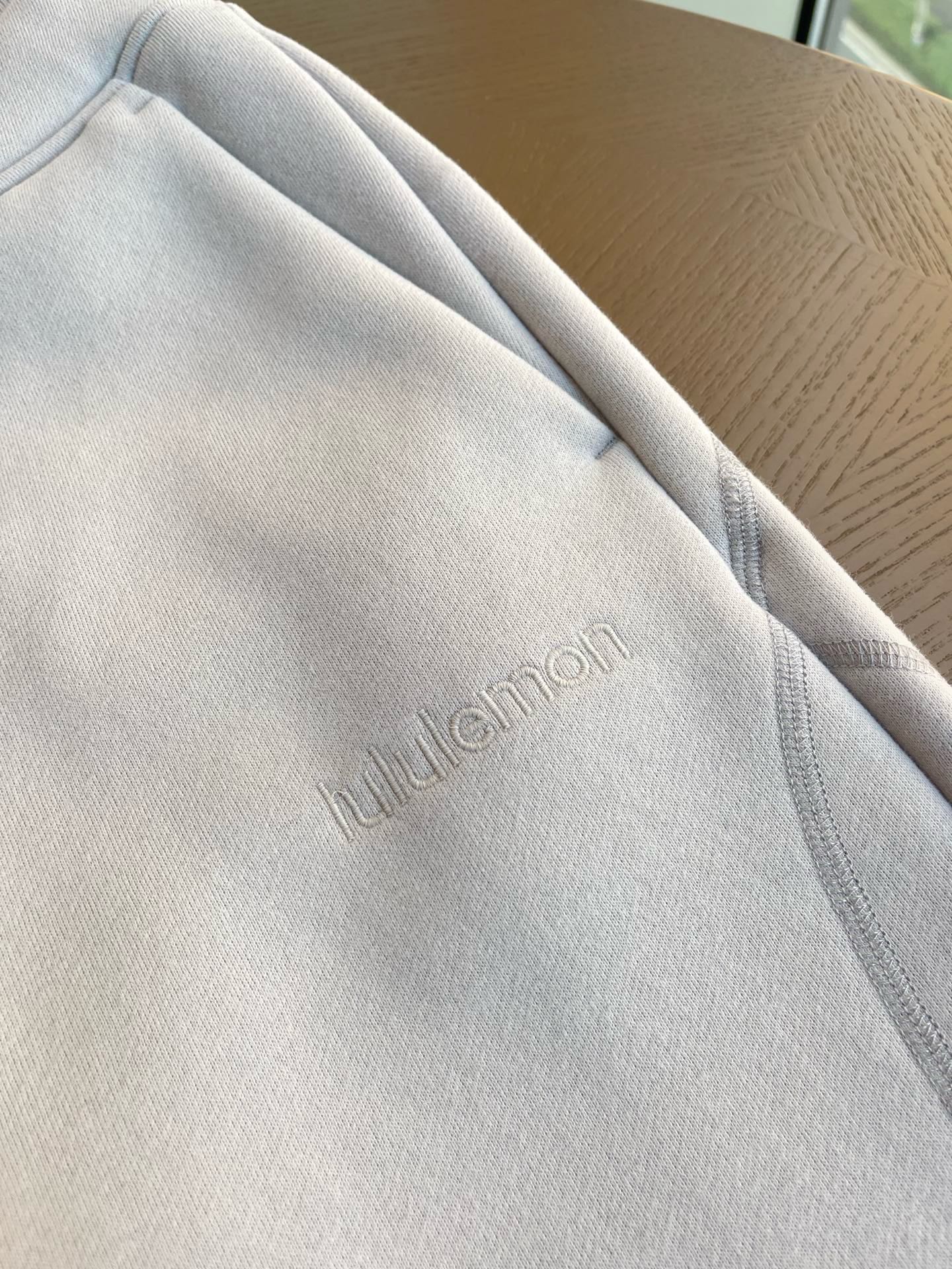 Lulu Leggings Symmetrical side pockets! The pocket is embellished with the iconic brand embroidered logo! The stitches at the feet and mouth are smooth, and the boneless sutures on the hips and legs are all dyed! Lulu Leggings yoga