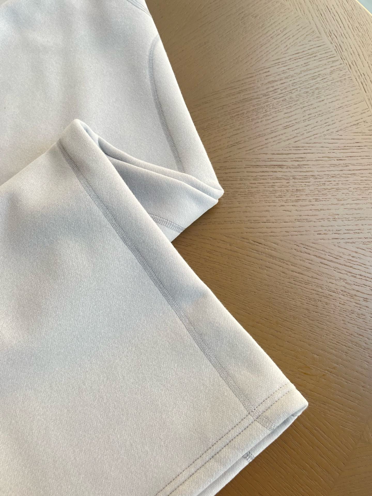 Lulu Leggings Symmetrical side pockets! The pocket is embellished with the iconic brand embroidered logo! The stitches at the feet and mouth are smooth, and the boneless sutures on the hips and legs are all dyed! Lulu Leggings yoga