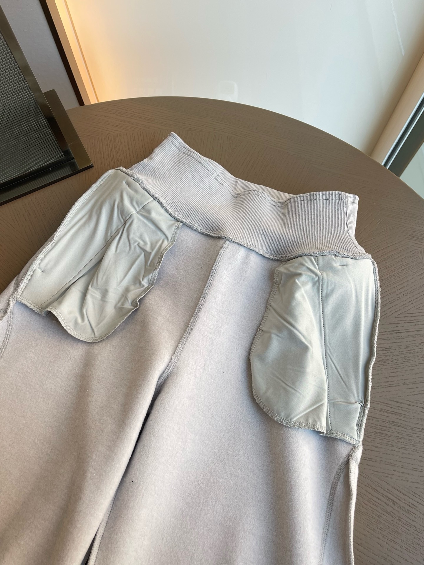 Lulu Leggings - Made of a blend of 73% cotton, 24% polyester and 3% spandex, the outer knitted fabric has a soft feel and the inner brushed texture is fine and soft! Countless air temperature-locking layers are formed between the fibers. At the same time, the high grammage allows the fabric to have constant temperature cabin properties. It can withstand the cold outdoor wind when worn alone in autumn and winter. It can also firmly lock in body temperature when worn after exercising in the gym, saying goodbye to unnecessary colds after exercise! Lulu Leggings yoga