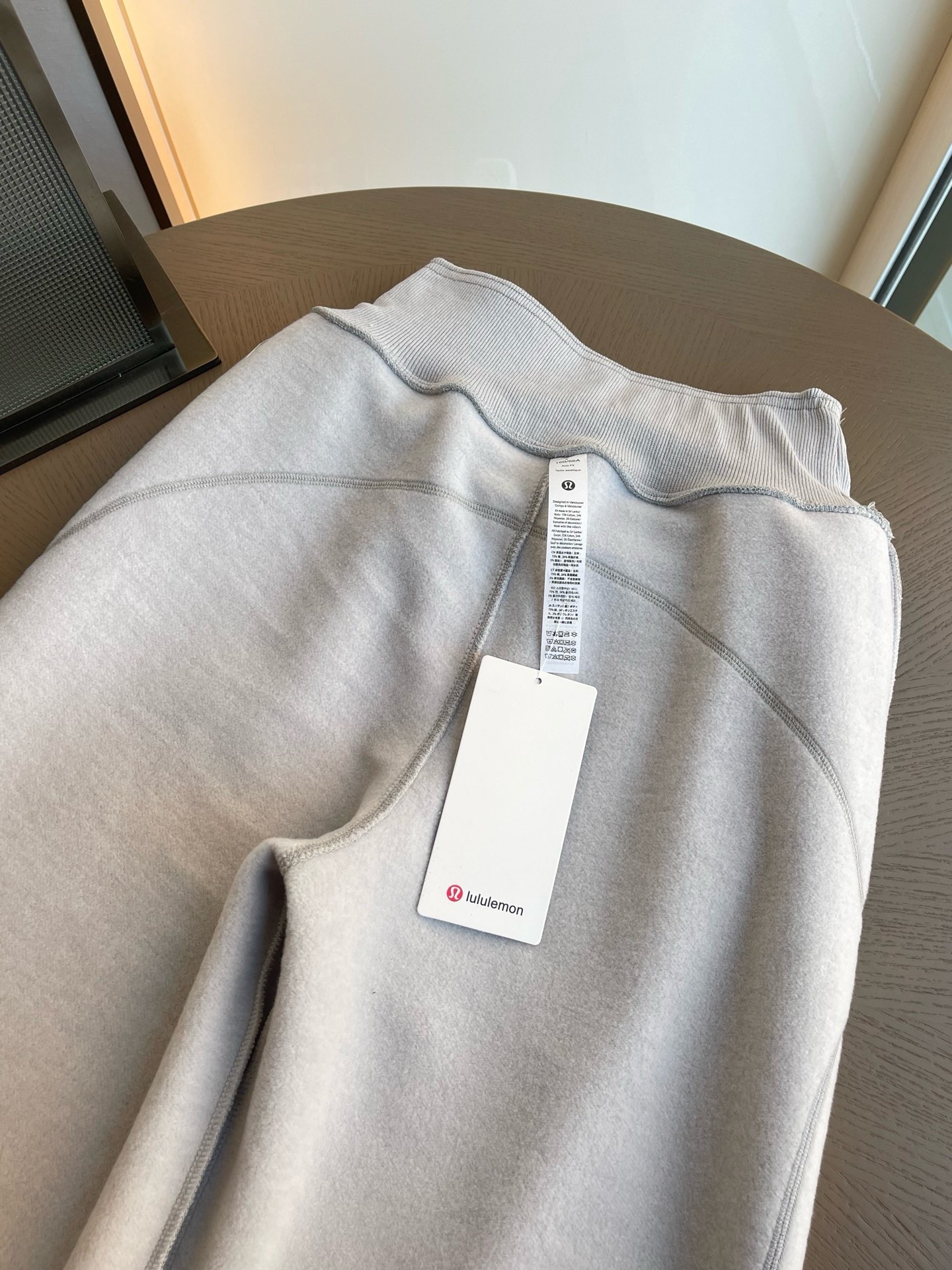 Lulu Leggings - Made of a blend of 73% cotton, 24% polyester and 3% spandex, the outer knitted fabric has a soft feel and the inner brushed texture is fine and soft! Countless air temperature-locking layers are formed between the fibers. At the same time, the high grammage allows the fabric to have constant temperature cabin properties. It can withstand the cold outdoor wind when worn alone in autumn and winter. It can also firmly lock in body temperature when worn after exercising in the gym, saying goodbye to unnecessary colds after exercise! Lulu Leggings yoga