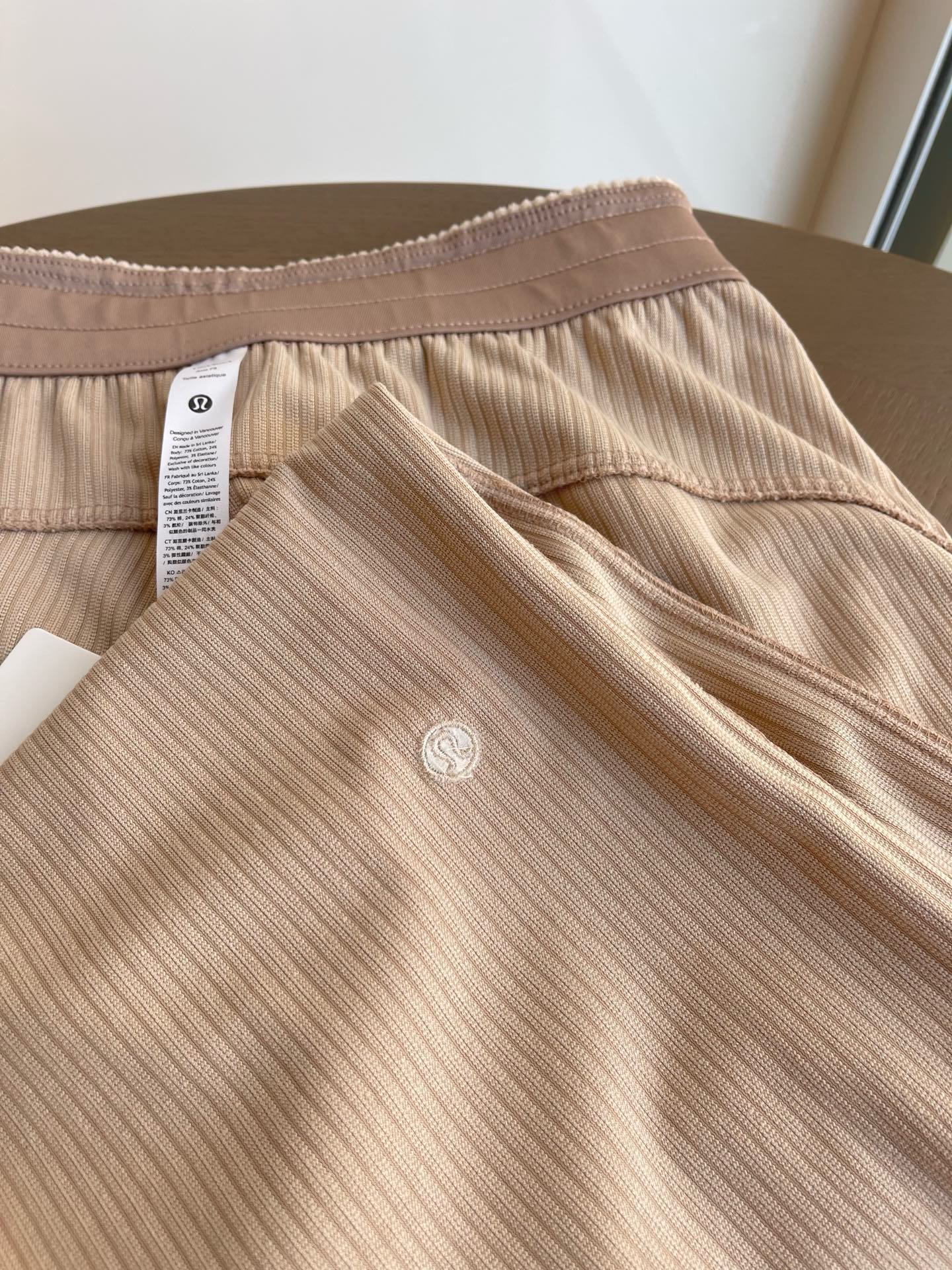 Lulu Leggings logo Lulu Leggings yoga