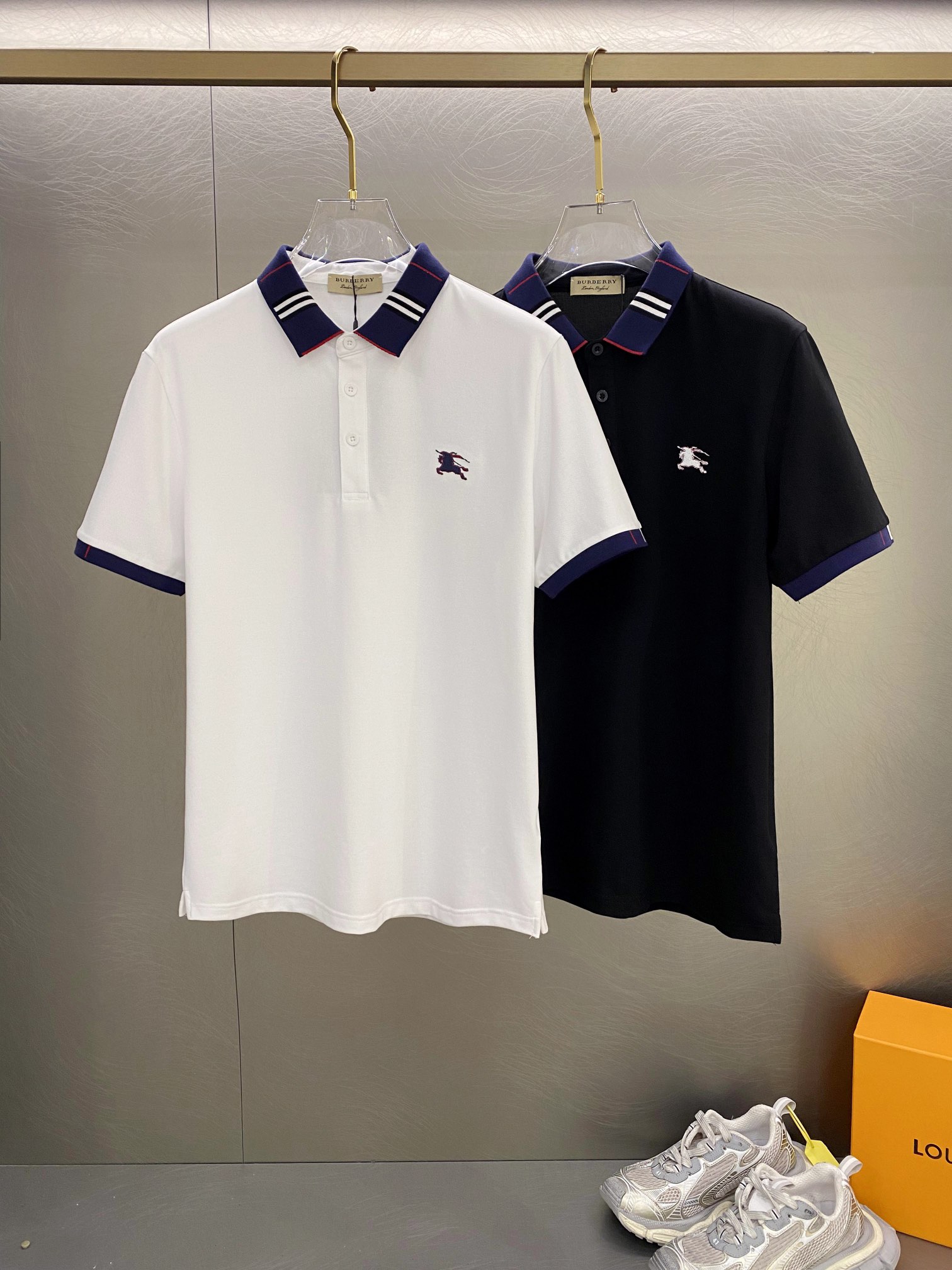 NO:141810,Burberry 25SS new spring and summer short-sleeved lapel T-shirt polo, the highest version is customized high-end vermill fabric simple and fashionable, and the color-blocking thread is super beautiful!  The classic logo of the chest color match is simple and elegant!  Full of high-end feel, wearable in all seasons. Simple European style official website on sale codes M-3XL, burberry, T-shirt, tees, t-shirt, alexander wang19860909巴宝莉25SS新款春夏短袖翻领T恤polo,最高版本客供定制高端朱地面料简单时尚款,拼色螺纹超级好看！胸前配色战马经典logo简单大方的款式！满满的高级感,四季可穿.简欧风格官网在售码数M-3XL,,burberry,T-shirt,tees，t-shirt,alexander wang,Men's clothing