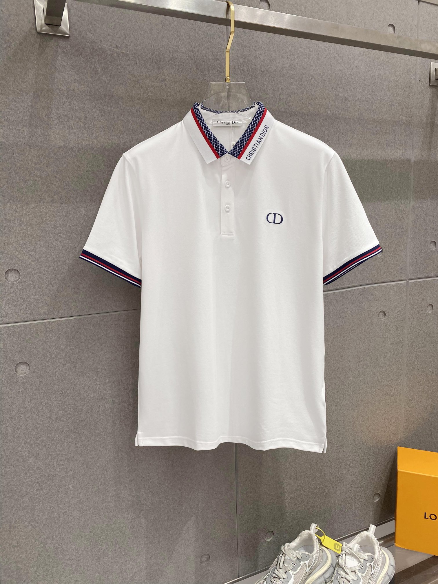 NO:120603,Dijia 25SS new spring and summer short-sleeved lapel T-shirt polo, the highest version is customized high-end vermill fabric simple and fashionable, thread color matching is super good!  A simple and elegant style of the classic logo on the chest CD embroidery!  Full of high-end feel, wearable in all seasons. Simple European style official website is on sale... Blue and white. Number M-3XL, dior, T-shirt, tees, t-shirt, alexander wang19860909迪家25SS新款春夏短袖翻领T恤polo,最高版本客供定制高端朱地面料简单时尚款,螺纹拼色螺纹配色超级好看！胸前CD刺绣经典logo简单大方的款式！满满的高级感,四季可穿.简欧风格官网在售 … 蓝色白色.码数M-3XL,,dior,T-shirt,tees，t-shirt,alexander wang,Men's clothing