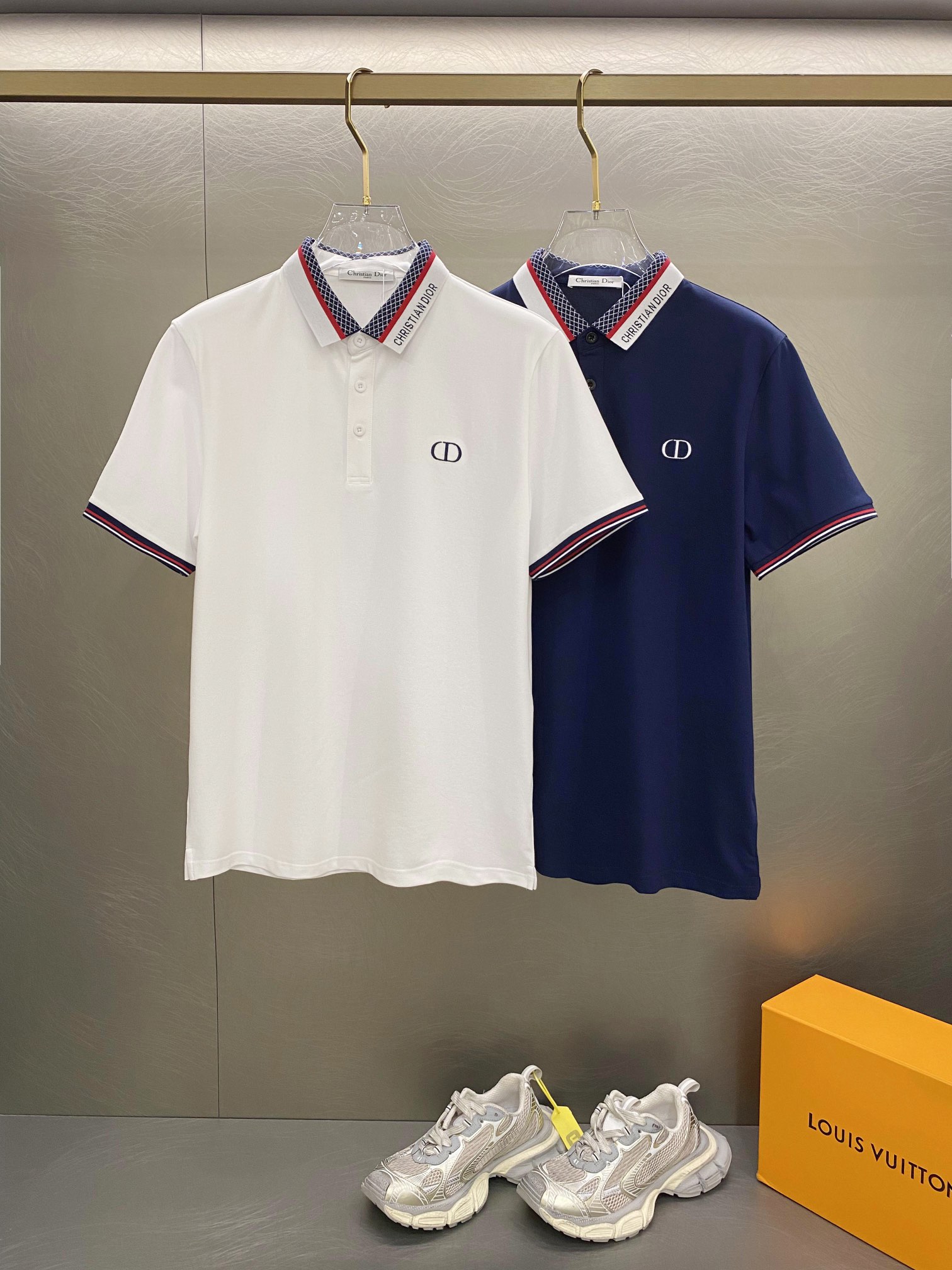 NO:141804,Dior 25SS new spring and summer short-sleeved lapel T-shirt polo, the highest version is customized with high-end vermillion floor fabric simple and fashionable style, thread color matching is super good!  A simple and elegant style of the classic logo on the chest CD embroidery!  Full of high-end feel, wearable in all seasons. Simple European style official website is on sale... Blue and white. Number M-3XL, dior, T-shirt, tees, t-shirt, alexander wang19860909迪奥25SS新款春夏短袖翻领T恤polo,最高版本客供定制高端朱地面料简单时尚款,螺纹拼色螺纹配色超级好看！胸前CD刺绣经典logo简单大方的款式！满满的高级感,四季可穿.简欧风格官网在售 … 蓝色白色.码数M-3XL,,dior,T-shirt,tees，t-shirt,alexander wang,Men's clothing