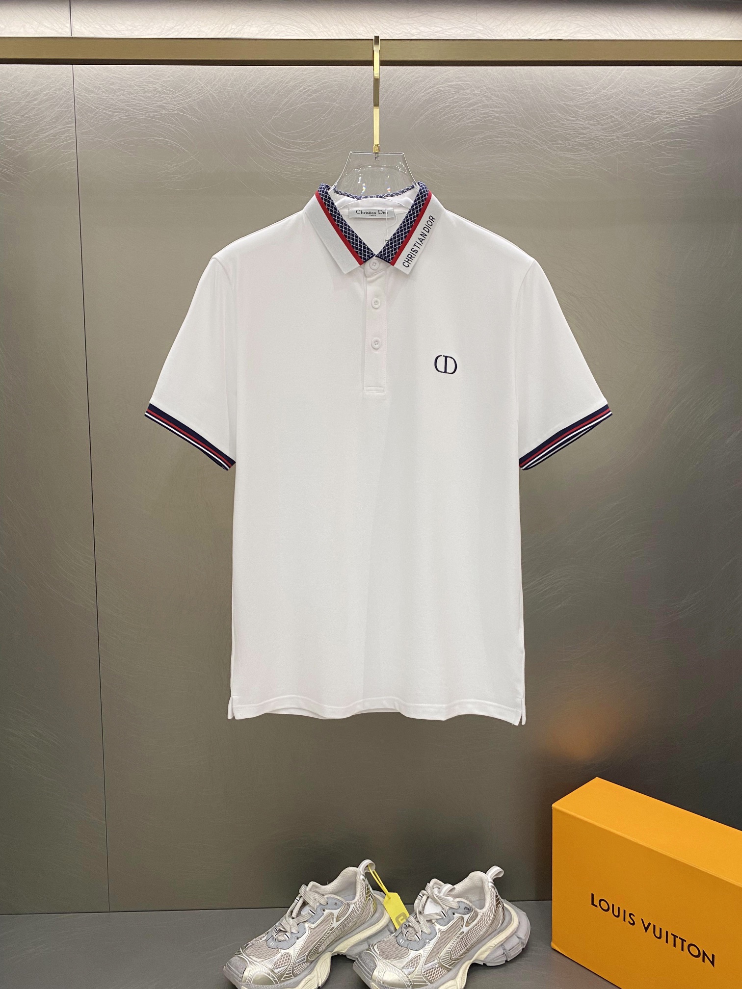 NO:141801,Dior 24SS new spring and summer short-sleeved lapel T-shirt polo, the highest version is customized with high-end vermillion floor fabric simple and fashionable style, thread color matching is super good!  A simple and elegant style of the classic logo on the chest CD embroidery!  Full of high-end feel, wearable in all seasons. Simple European style official website is on sale... Blue and white. Number M-3XL, dior, T-shirt, tees, t-shirt, alexander wang19860909迪奥24SS新款春夏短袖翻领T恤polo,最高版本客供定制高端朱地面料简单时尚款,螺纹拼色螺纹配色超级好看！胸前CD刺绣经典logo简单大方的款式！满满的高级感,四季可穿.简欧风格官网在售 … 蓝色白色.码数M-3XL,,dior,T-shirt,tees，t-shirt,alexander wang,Men's clothing