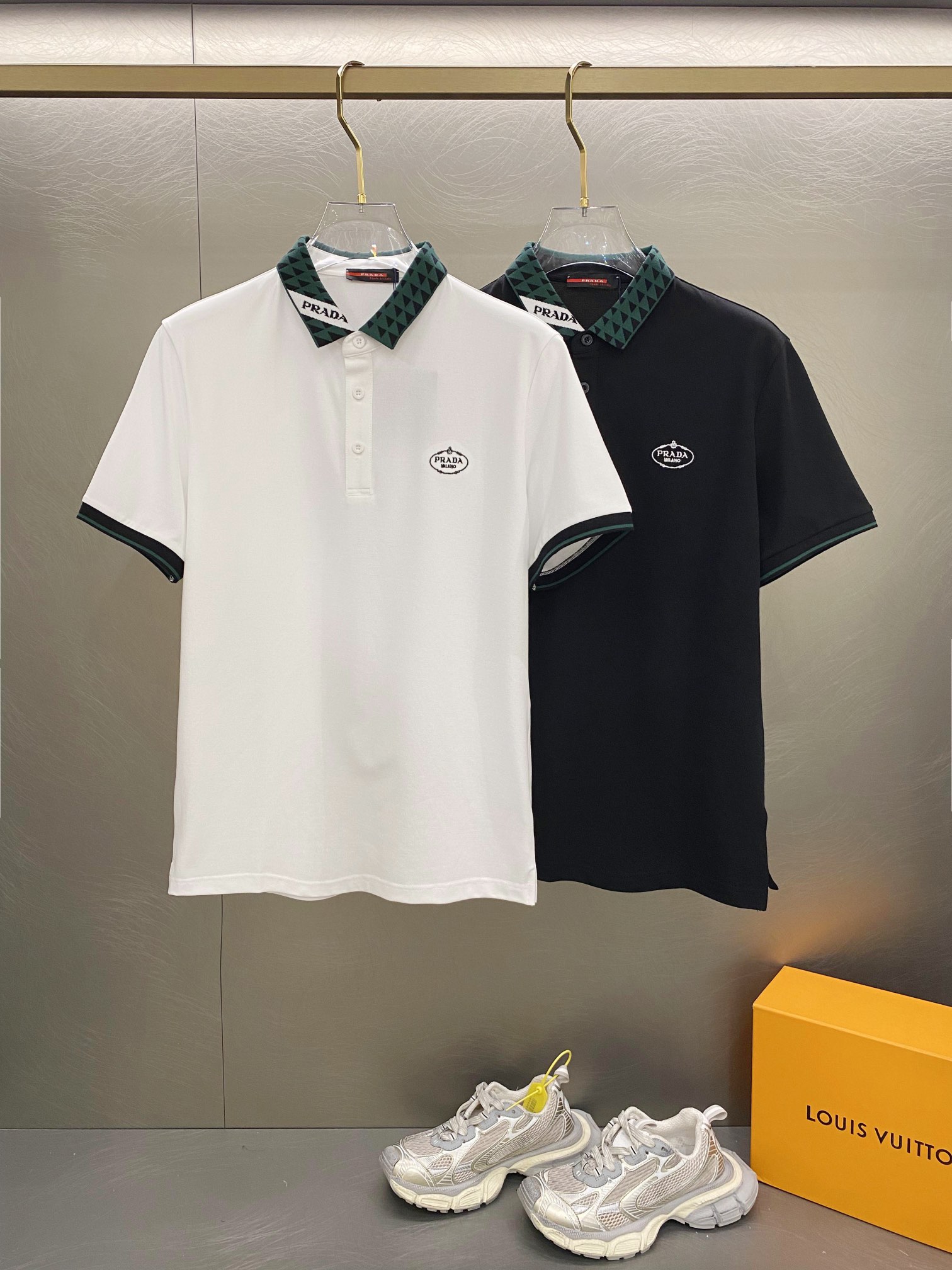 NO:141798,Prada 25SS new spring and summer short-sleeved lapel T-shirt polo, the highest version is customized with high-end vermillion floor fabric simple and fashionable style, thread color matching is super good!  The classic logo embroidery on the chest is simple and elegant!  Full of high-end feel, wearable in all seasons. Simple European style official website is on sale... Black and white. Number M-3XL, prada, prada, T-shirt, tees, t-shirt, alexander wang19860909普拉达25SS新款春夏短袖翻领T恤polo,最高版本客供定制高端朱地面料简单时尚款,螺纹拼色螺纹配色超级好看！胸前PRADA标识刺绣经典logo简单大方的款式！满满的高级感,四季可穿.简欧风格官网在售 … 黑色白色.码数M-3XL,,prada,prada,T-shirt,tees，t-shirt,alexander wang,Men's clothing