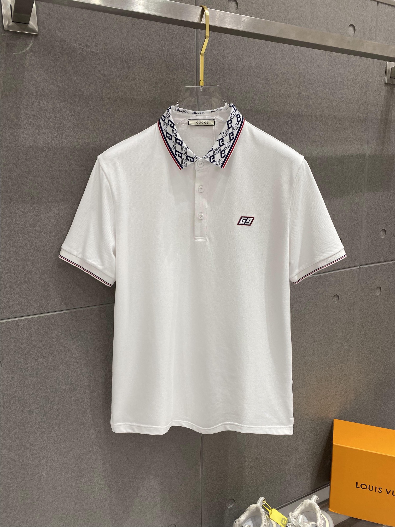 NO:120610,Gujia 25SS new spring and summer short-sleeved lapel T-shirt polo, the highest version of the customized high-end vermill fabric is simple and fashionable, and the thread color combination is super good-looking!  The classic GG logo embroidery logo on the chest is simple and elegant!  Full of high-end feel, wearable in all seasons. Simple European style official website is on sale... Blue and white. Number M-3XL, gucci, T-shirt, tees, t-shirt, alexander wang19860909古家25SS新款春夏短袖翻领T恤polo,最高版本客供定制高端朱地面料简单时尚款,螺纹拼色螺纹配色超级好看！胸前GG标识刺绣经典logo简单大方的款式！满满的高级感,四季可穿.简欧风格官网在售 … 蓝色白色.码数M-3XL,,gucci,T-shirt,tees，t-shirt,alexander wang,Men's clothing