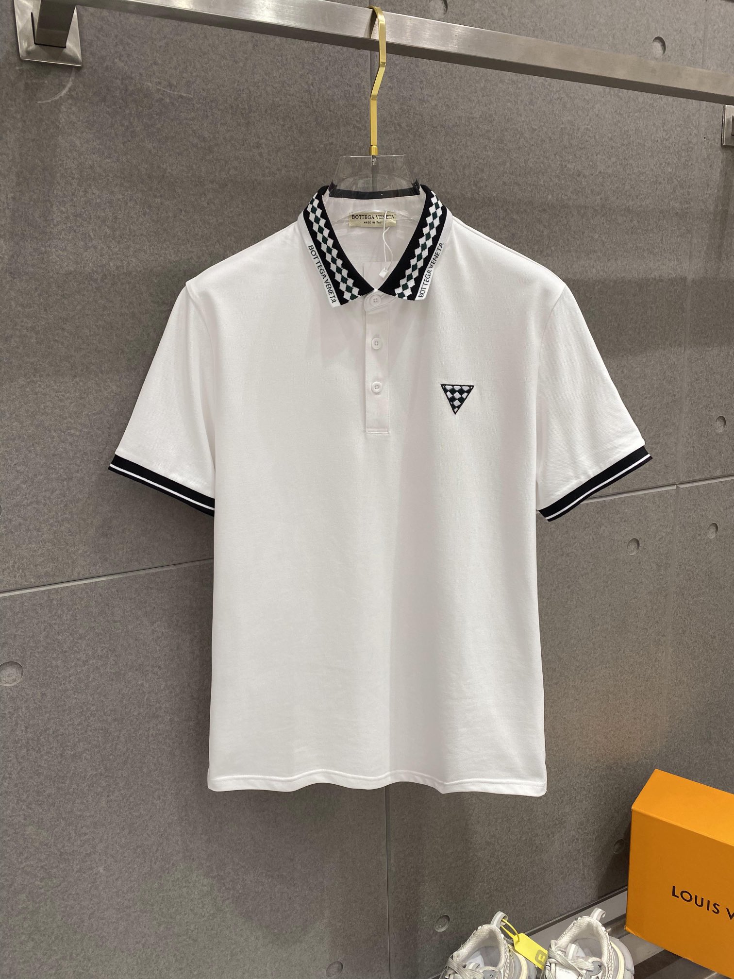 NO:120599,Bv Home 25SS new spring and summer short-sleeved lapel T-shirt polo, the highest version of customized high-end vermill fabric is simple and fashionable, thread color combination is super good-looking!  The classic logo of the BV logo on the chest is simple and elegant!  Full of high-end feel, wearable in all seasons. Simple European style official website is on sale... Black and white. Number M-3XL, bottega veneta, T-shirt,tees, t-shirt, alexander wang19860909Bv家25SS新款春夏短袖翻领T恤polo,最高版本客供定制高端朱地面料简单时尚款,螺纹拼色螺纹配色超级好看！胸前BV标识刺绣经典logo简单大方的款式！满满的高级感,四季可穿.简欧风格官网在售 … 黑色白色.码数M-3XL,,bottega veneta,T-shirt,tees，t-shirt,alexander wang,Men's clothing