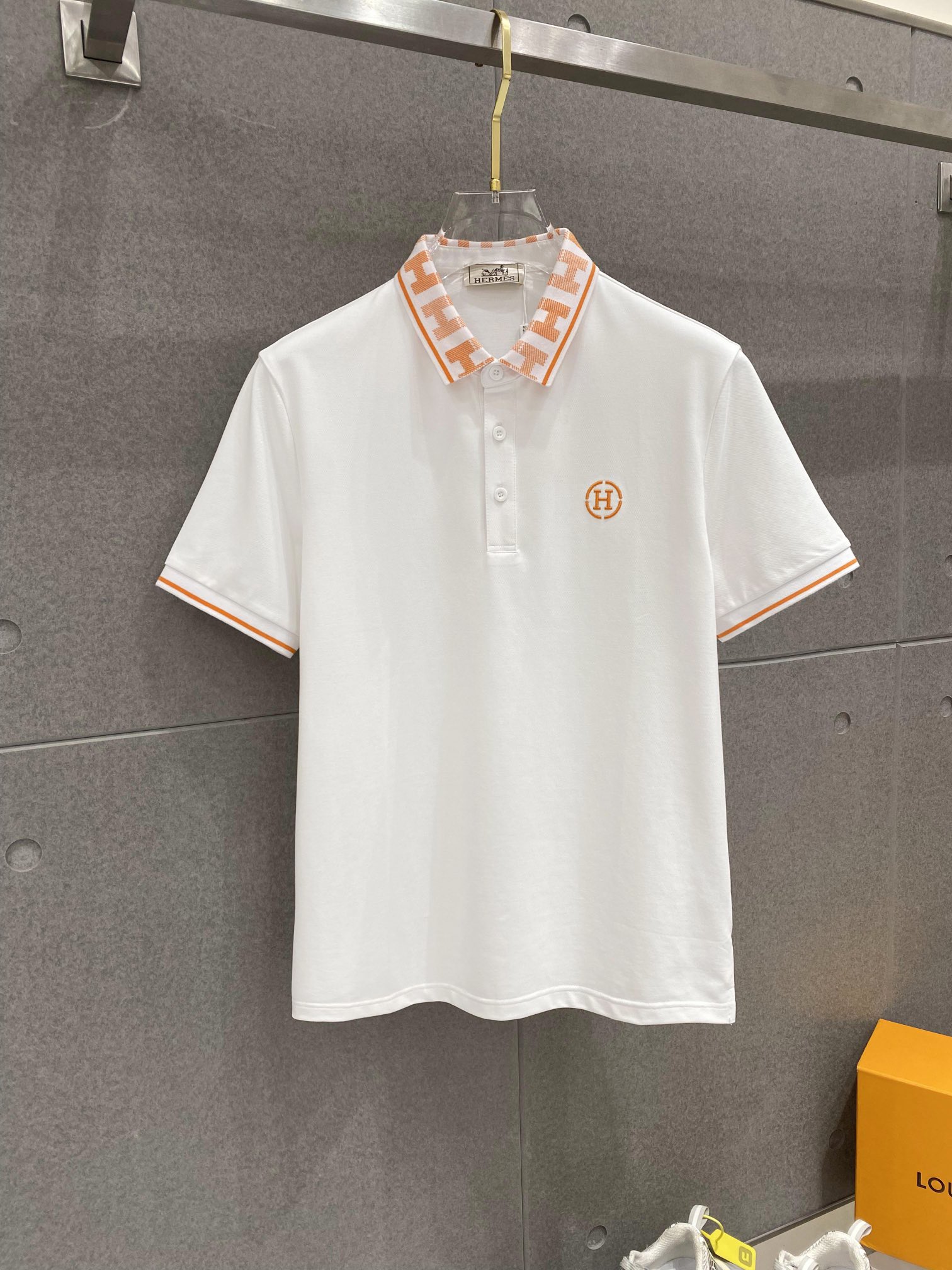 NO:120608,Aimajia 25SS new spring and summer short-sleeved lapel T-shirt polo, the highest version is customized high-end vermill fabric simple and fashionable, thread color combination is super good-looking!  The classic H-embroidery logo on the chest is simple and elegant!  Full of high-end feel, wearable in all seasons. Simple European style official website is on sale... Black and white. Number M-3XL, hermes, T-shirt,tees, t-shirt,alexander wang19860909爱马家25SS新款春夏短袖翻领T恤polo,最高版本客供定制高端朱地面料简单时尚款,螺纹拼色螺纹配色超级好看！胸前H刺绣经典logo简单大方的款式！满满的高级感,四季可穿.简欧风格官网在售 … 黑色 白色.码数M-3XL,,hermes,T-shirt,tees，t-shirt,alexander wang,Men's clothing