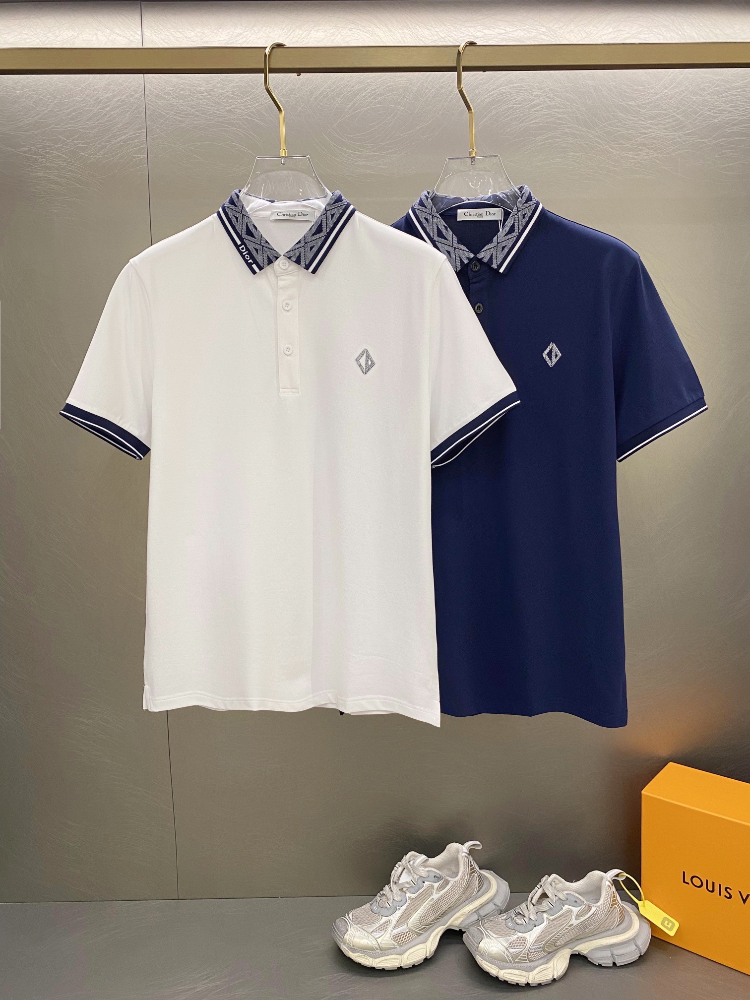 NO:141807,Dior 25SS new spring and summer short-sleeved lapel T-shirt polo, the highest version is customized with high-end vermillion floor fabric simple and fashionable style, and the color-blocking thread is super beautiful!  The classic DIOR embroidery logo on the chest is simple and elegant!  Full of high-end feel, wearable in all seasons. Simple European style official website on sale code M-3XL blue white, dior, dior, T-shirt, tees, t-shirt, alexander wang19860909迪奥25SS新款春夏短袖翻领T恤polo,最高版本客供定制高端朱地面料简单时尚款,拼色螺纹超级好看！胸前DIOR刺绣经典logo简单大方的款式！满满的高级感,四季可穿.简欧风格官网在售码数M-3XL 蓝色 白色,,dior,dior,T-shirt,tees，t-shirt,alexander wang,Men's clothing