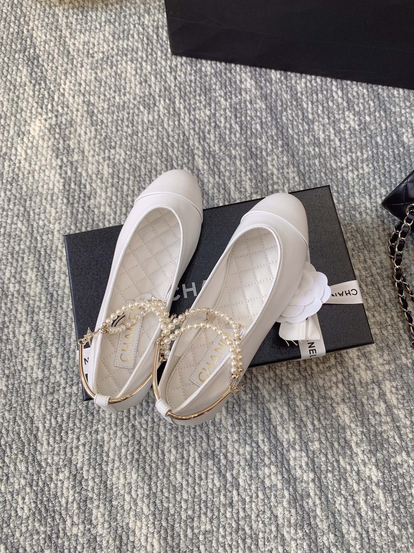 Балетки белые с жемчужным ремешком и подвесками Chanel