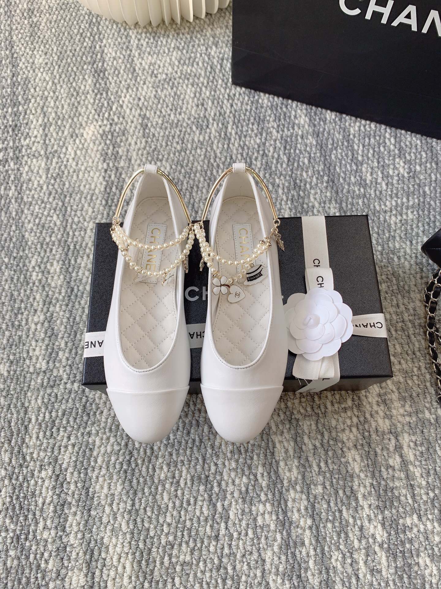 Балетки белые с жемчужным ремешком и подвесками Chanel