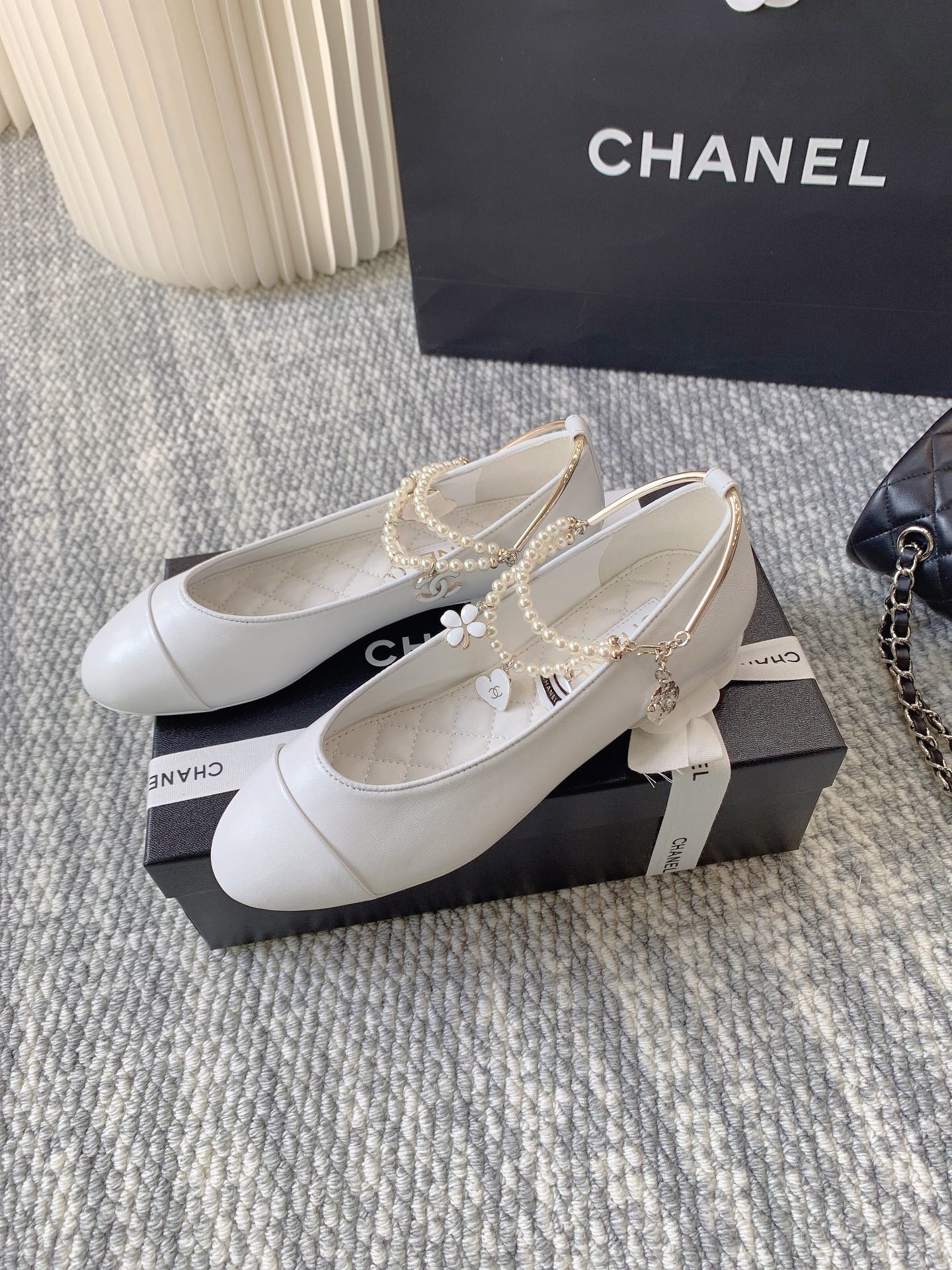 Балетки белые с жемчужным ремешком и подвесками Chanel