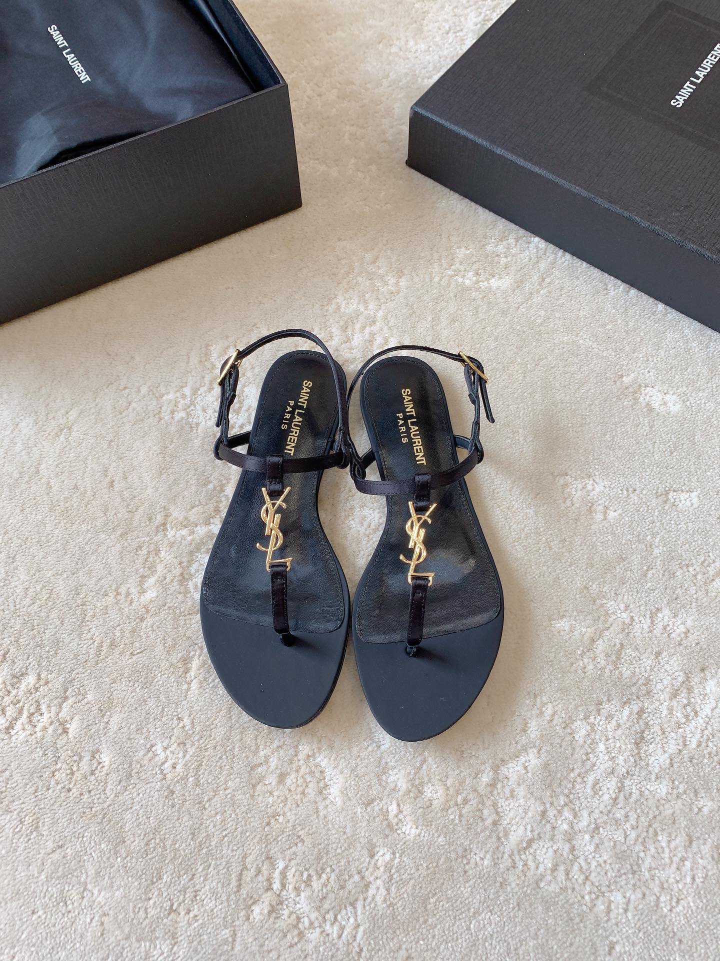 Yves Saint Laurent Zapatos Sandalias Negro Hardware de oro Dermis Laca Piel oveja Seda
