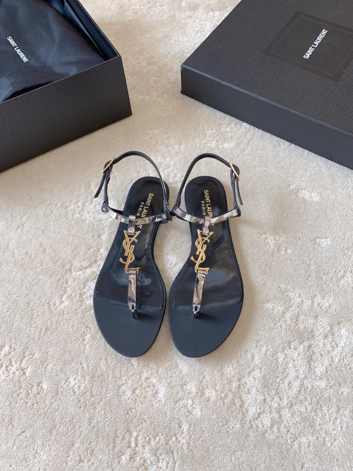 Yves Saint Laurent Arriba
 Zapatos Sandalias Hardware de oro Dermis Laca Piel oveja