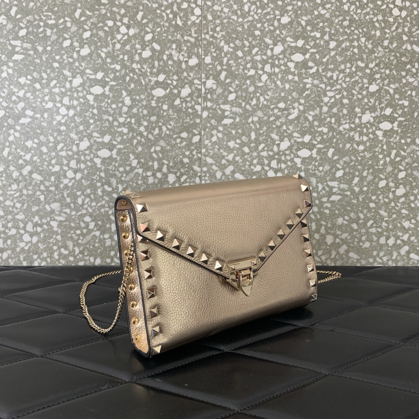 valentino garavani rockstud leather chain bag