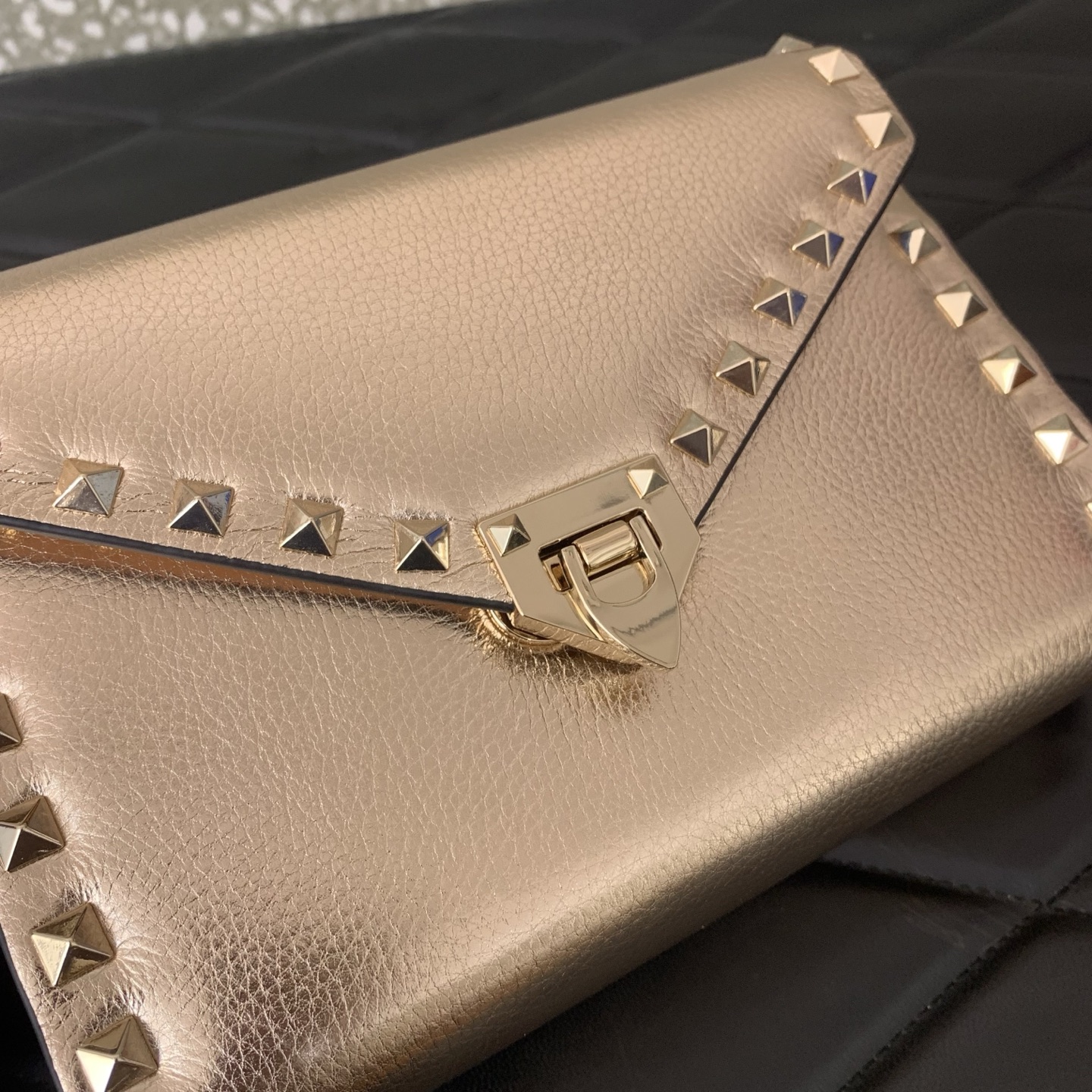 valentino garavani rockstud leather chain bag