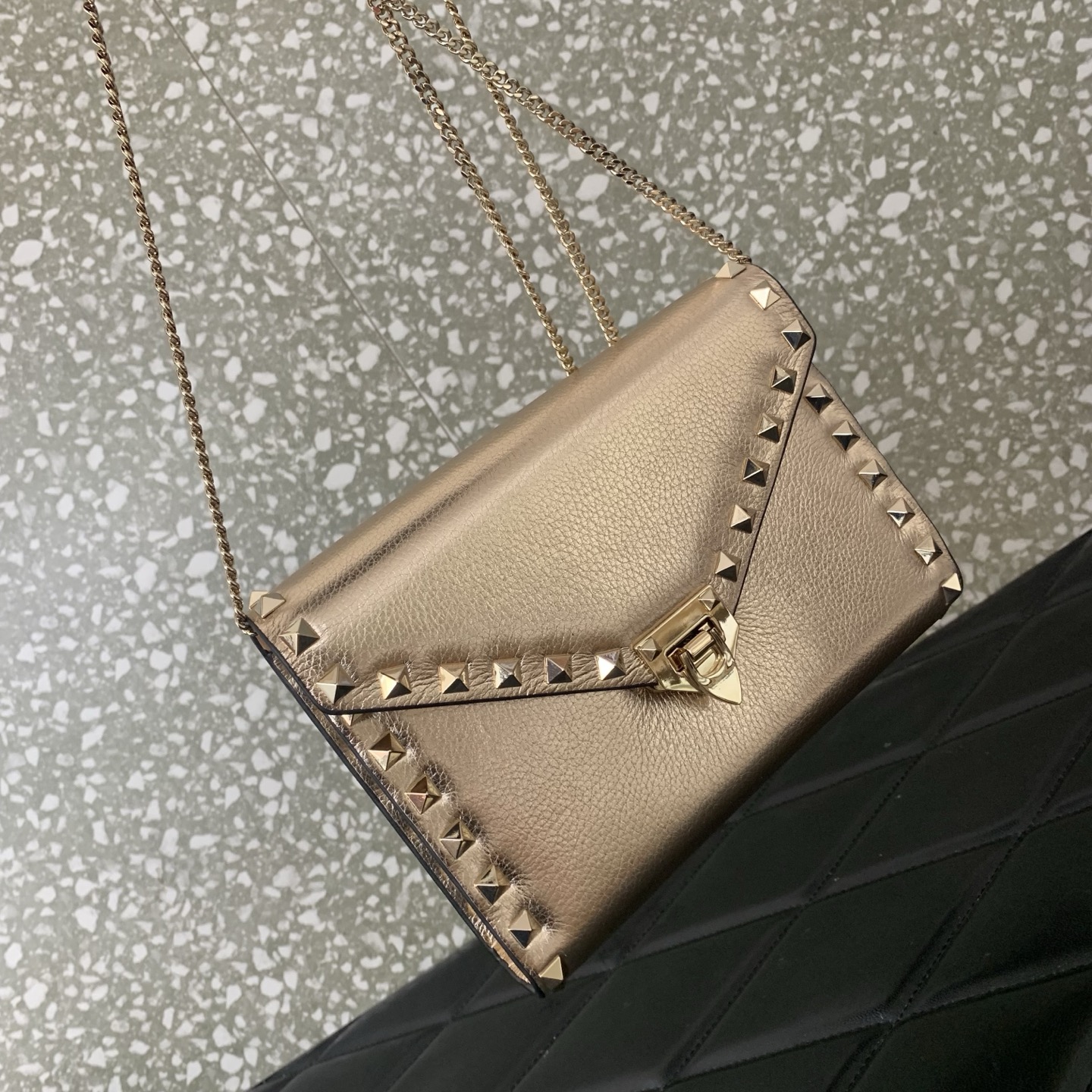 valentino garavani rockstud leather chain bag