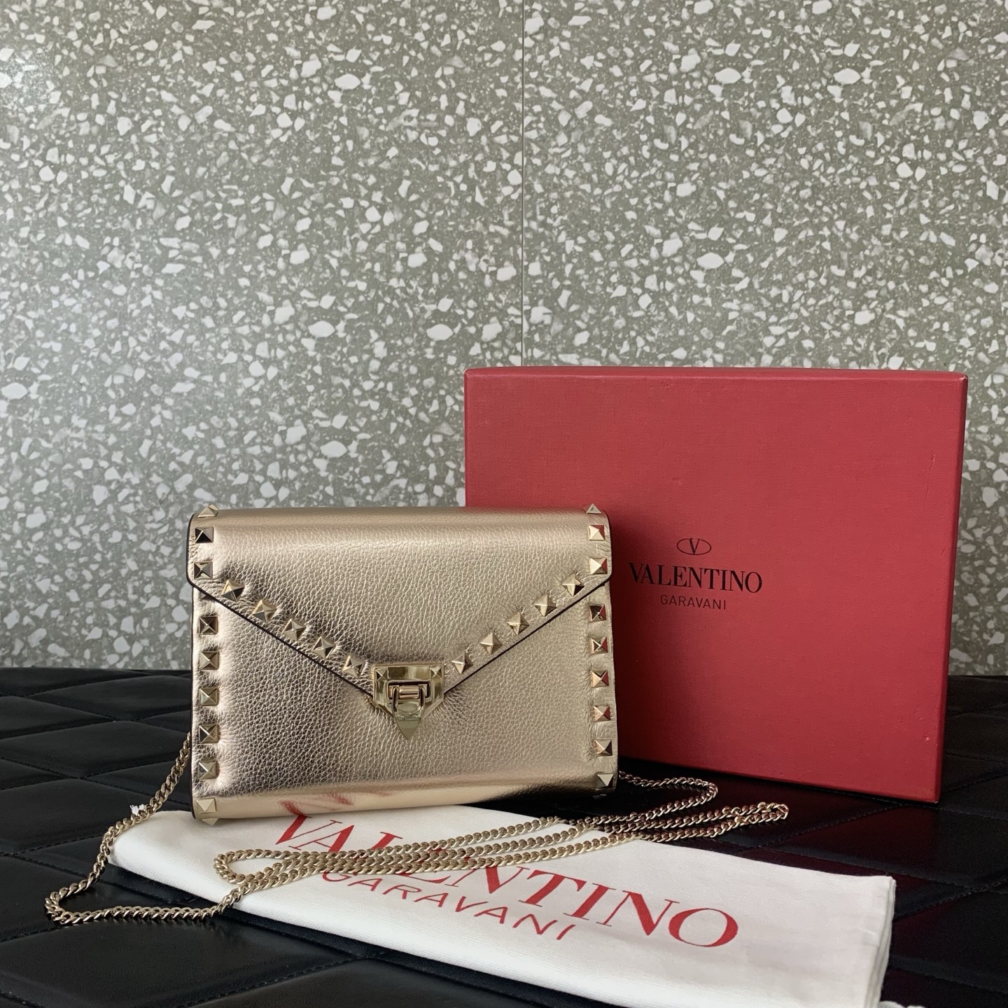 valentino garavani rockstud leather chain bag