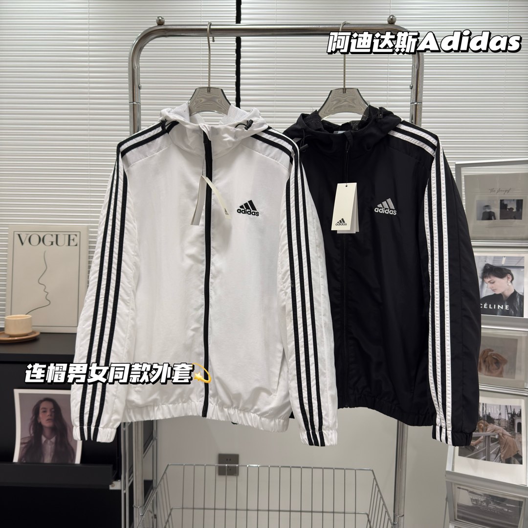 ，\n款号：\n爆款推荐 Adidas阿迪达斯三条杠外套男女运动服防风衣连帽夹克外套  网上同步款某宝价格WS ，销量一直领先！！宁波申州提供面料，一比一定制！！手臂两侧采用阿迪经典三条杠拼接设计，胸前阿迪达斯主标经典刺绣logo，携带方便。内里网格棉陪衬，不是一件简单薄的外套，也是一件皮肤衣  质感非常好，其实春夏秋三个季节都可以穿搭配！！而且不用担心质量，这批货是特殊渠道拿的，专供官网的货！！放心推，放心卖!售后基本为零的一件产品！！ins/微博/小红书 爆款防晒服EZ，版型oversize中性风格宽松百搭，男生女生都可以穿，搭配情侣装更佳，超级百搭，在炎热的夏季搭配这样一件皮肤衣，上身舒服清凉，再保持舒适的同时有兼顾时尚感。\n尺码：S-XL\n颜色：黑色  白色\n          S       M      L     XL     XXL\n肩宽              