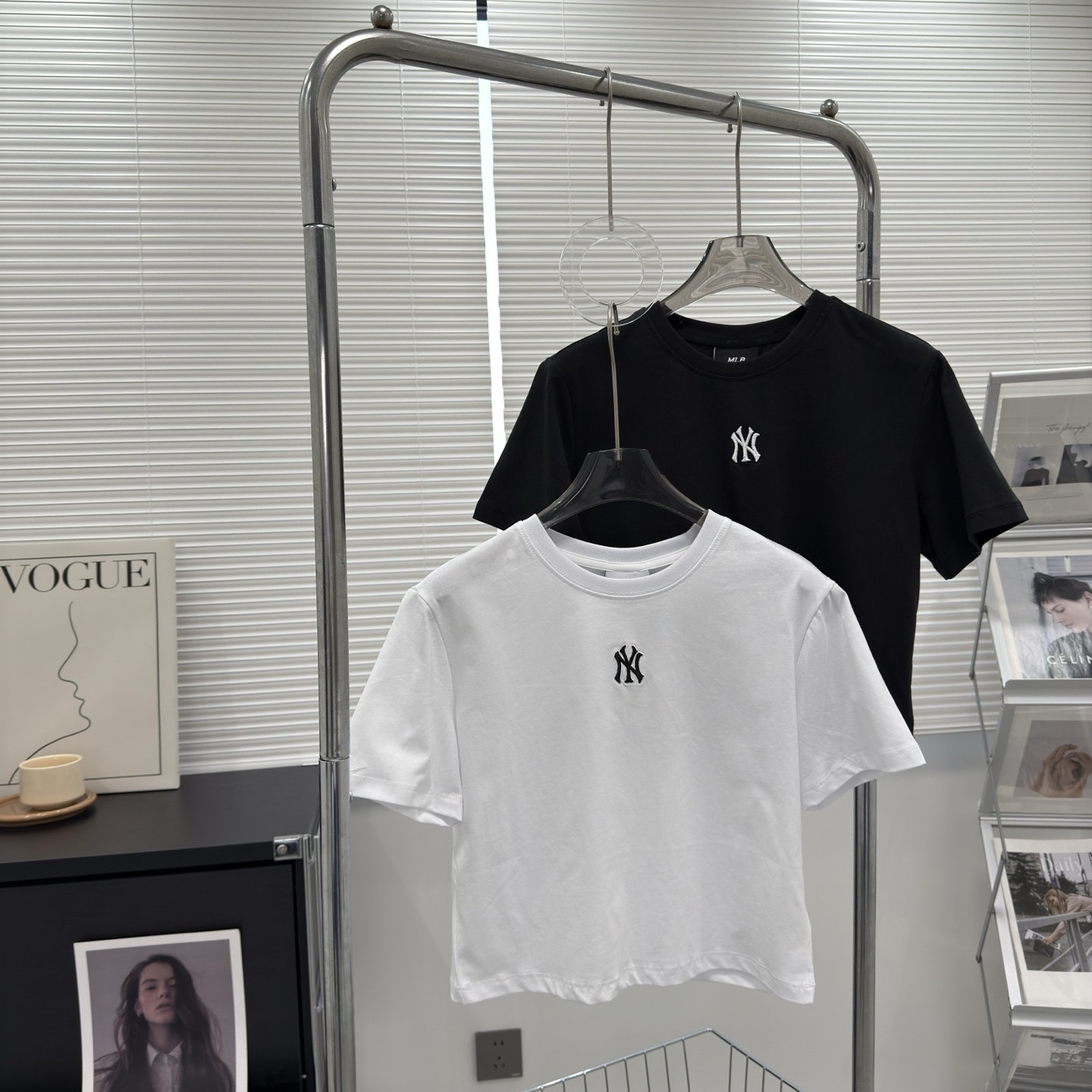 供货价:50💰『MLB刺绣篇』短版女款短袖,热销推选,原包装➕原吊牌 ✅情‮款侣‬小logo纯色短裤‬太时髦了‮休！‬闲、慵懒、舒适‮怎，‬么穿搭都‮看好‬！

✅25春季新‮小款‬标刺绣‮袖短‬，纯色短T常‮树青‬，穿个十‮也年‬不过时的
