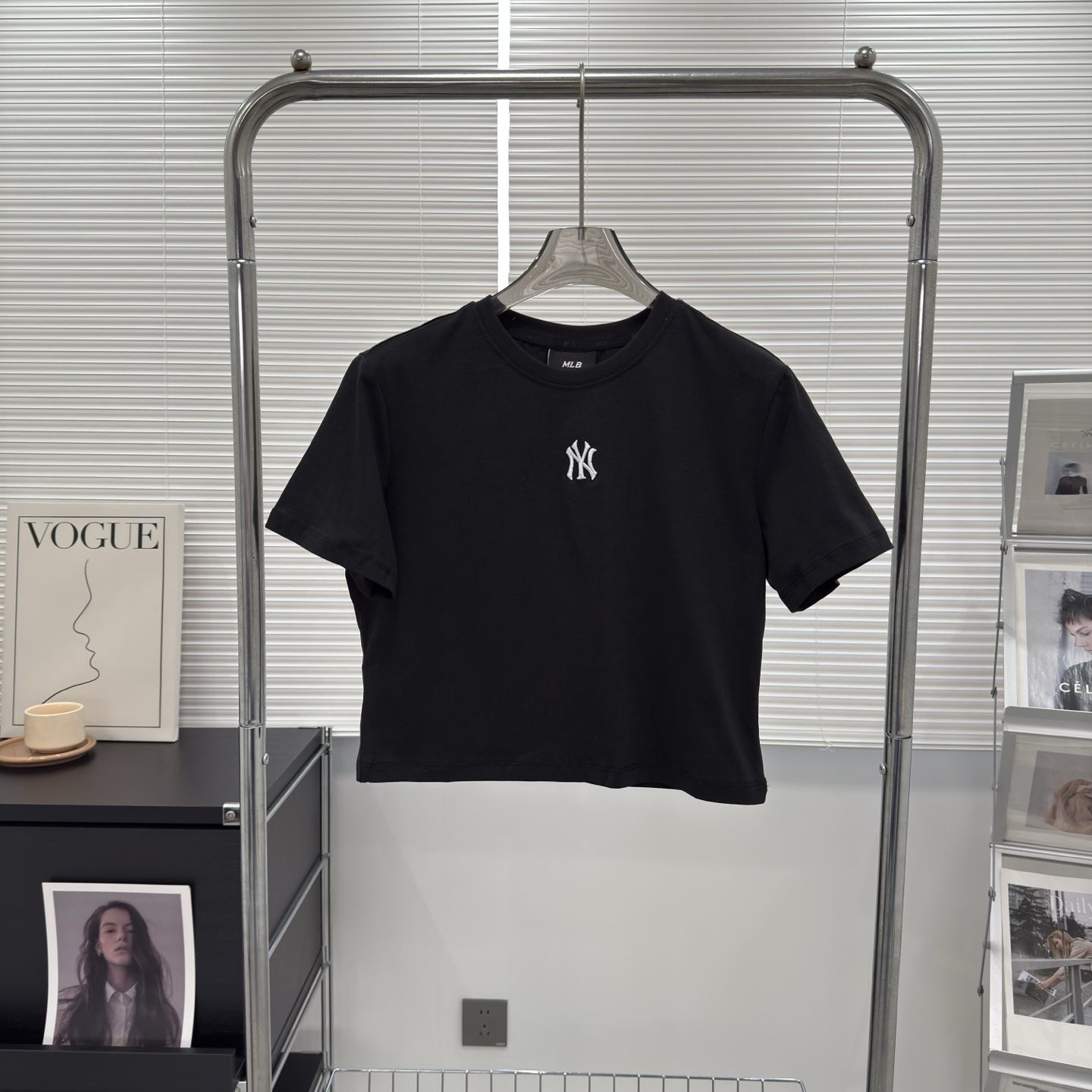 供货价:50💰『MLB刺绣篇』短版女款短袖,热销推选,原包装➕原吊牌 ✅情‮款侣‬小logo纯色短裤‬太时髦了‮休！‬闲、慵懒、舒适‮怎，‬么穿搭都‮看好‬！

✅25春季新‮小款‬标刺绣‮袖短‬，纯色短T常‮树青‬，穿个十‮也年‬不过时的
