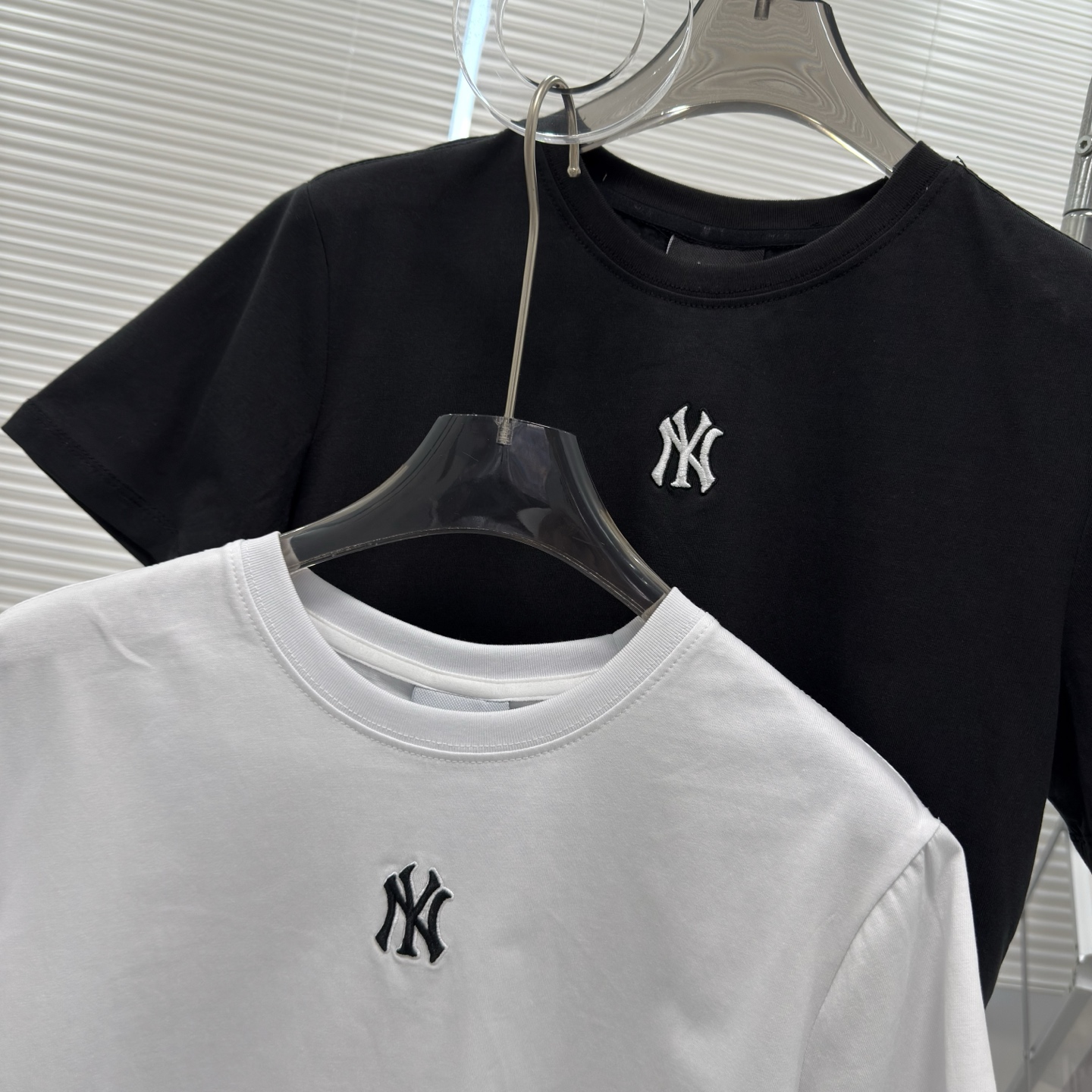 供货价:50💰『MLB刺绣篇』短版女款短袖,热销推选,原包装➕原吊牌 ✅情‮款侣‬小logo纯色短裤‬太时髦了‮休！‬闲、慵懒、舒适‮怎，‬么穿搭都‮看好‬！

✅25春季新‮小款‬标刺绣‮袖短‬，纯色短T常‮树青‬，穿个十‮也年‬不过时的
