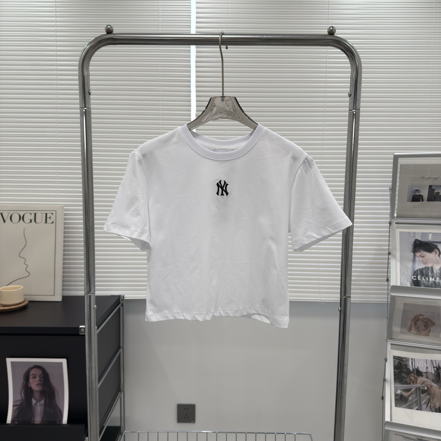 供货价:50💰『MLB刺绣篇』短版女款短袖,热销推选,原包装➕原吊牌 ✅情‮款侣‬小logo纯色短裤‬太时髦了‮休！‬闲、慵懒、舒适‮怎，‬么穿搭都‮看好‬！

✅25春季新‮小款‬标刺绣‮袖短‬，纯色短T常‮树青‬，穿个十‮也年‬不过时的
