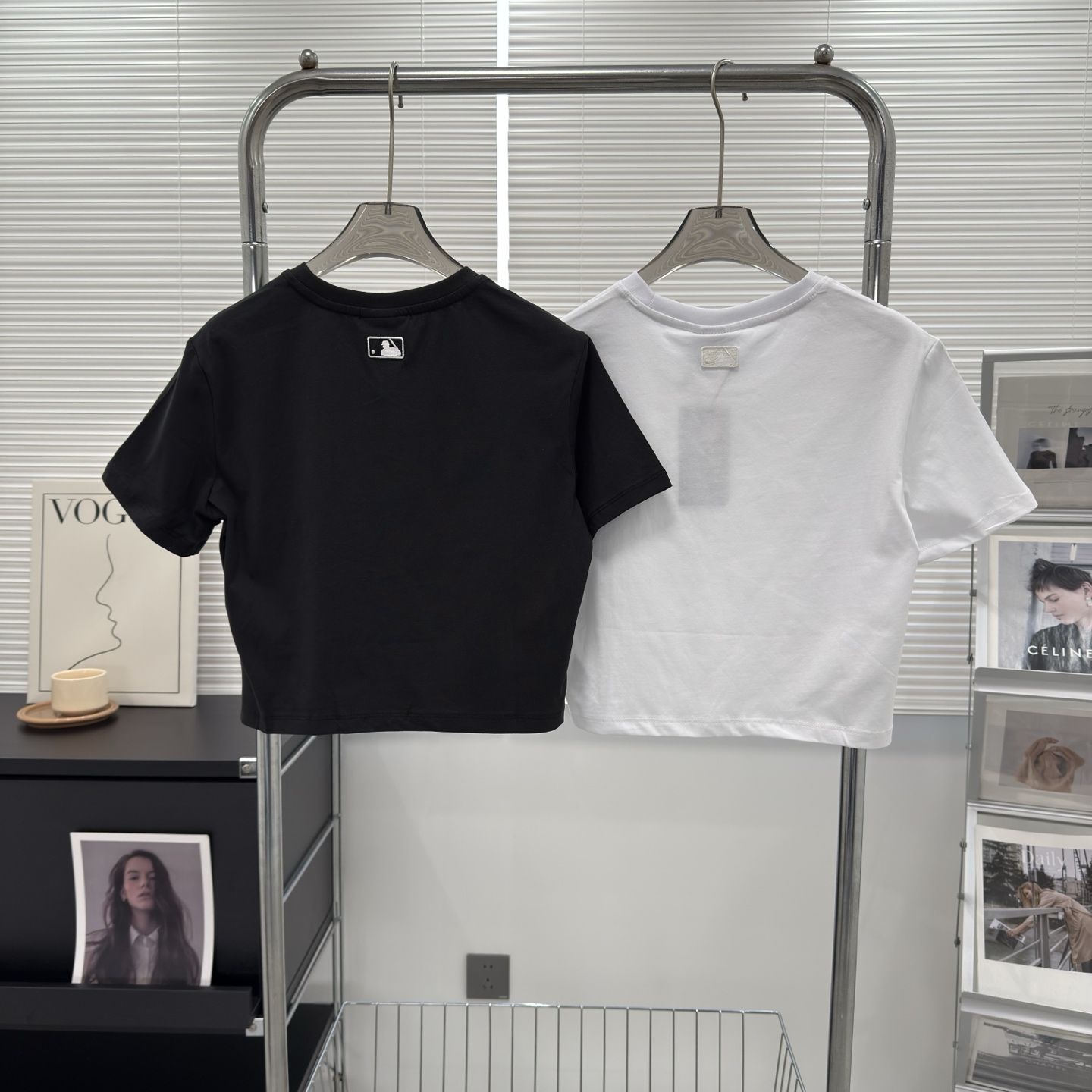 供货价:50💰『MLB刺绣篇』短版女款短袖,热销推选,原包装➕原吊牌 ✅情‮款侣‬小logo纯色短裤‬太时髦了‮休！‬闲、慵懒、舒适‮怎，‬么穿搭都‮看好‬！

✅25春季新‮小款‬标刺绣‮袖短‬，纯色短T常‮树青‬，穿个十‮也年‬不过时的
