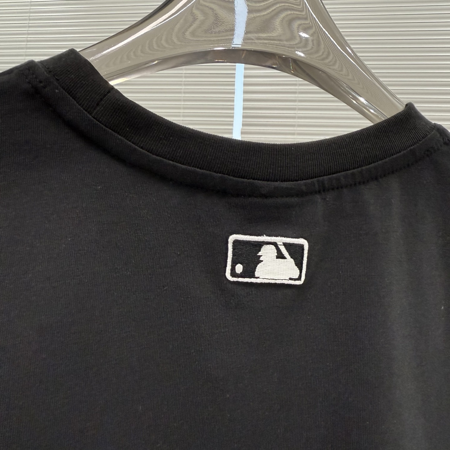 供货价:50💰『MLB刺绣篇』短版女款短袖,热销推选,原包装➕原吊牌 mlb美式字母印花短袖印花情侣款，定制定染宽松舒适，时髦的直很接的一款！ 印花干净漂亮好看，夏季穿搭，一件舒适有颜的值T恤！减龄必备单品！轻松打造夏日潮酷感，上身轻松拿捏，分分钟成为出街的焦点，⚠️ins/小红书 推爆的一款高人气，强烈推荐入手，上身效果超级好看，不挑人不挑身材随意百搭，男生女生都可以冲，搭配情侣装效果更佳。
