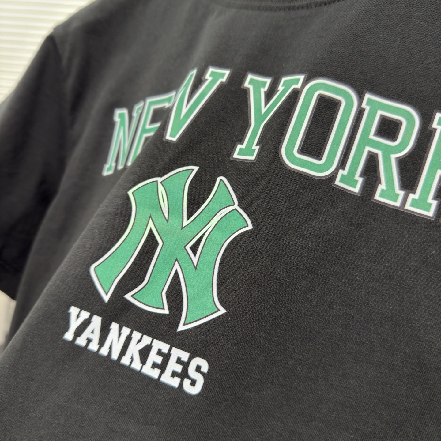 供货价:50💰『MLB刺绣篇』短版女款短袖,热销推选,原包装➕原吊牌 mlb美式字母印花短袖印花情侣款，定制定染宽松舒适，时髦的直很接的一款！ 印花干净漂亮好看，夏季穿搭，一件舒适有颜的值T恤！减龄必备单品！轻松打造夏日潮酷感，上身轻松拿捏，分分钟成为出街的焦点，⚠️ins/小红书 推爆的一款高人气，强烈推荐入手，上身效果超级好看，不挑人不挑身材随意百搭，男生女生都可以冲，搭配情侣装效果更佳。
