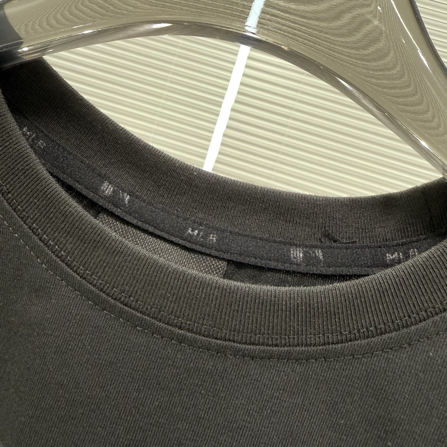 供货价:50💰『MLB刺绣篇』短版女款短袖,热销推选,原包装➕原吊牌 mlb美式字母印花短袖印花情侣款，定制定染宽松舒适，时髦的直很接的一款！ 印花干净漂亮好看，夏季穿搭，一件舒适有颜的值T恤！减龄必备单品！轻松打造夏日潮酷感，上身轻松拿捏，分分钟成为出街的焦点，⚠️ins/小红书 推爆的一款高人气，强烈推荐入手，上身效果超级好看，不挑人不挑身材随意百搭，男生女生都可以冲，搭配情侣装效果更佳。
