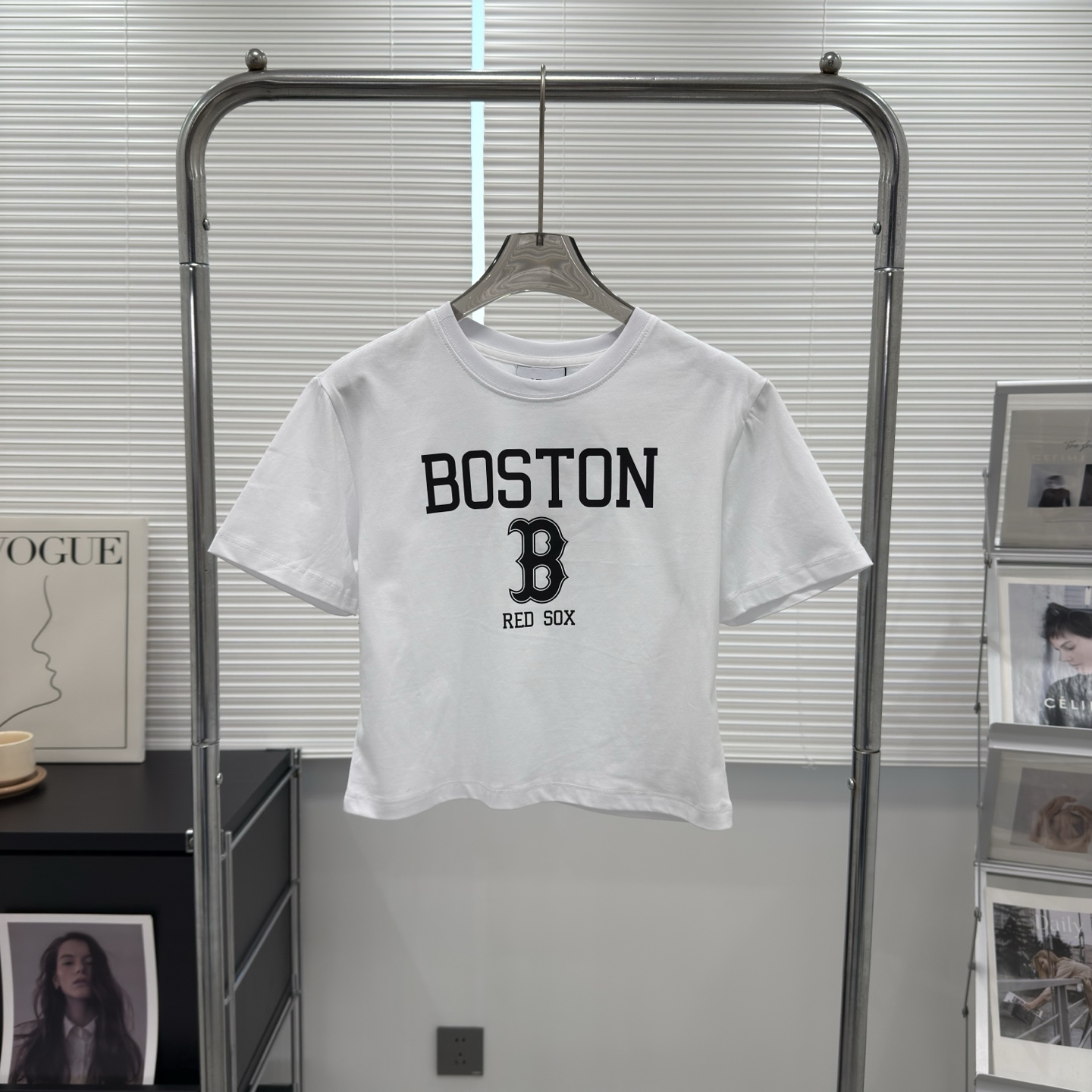 供货价:50💰『MLB刺绣篇』短版女款短袖,热销推选,原包装➕原吊牌 mlb美式字母印花短袖印花情侣款，定制定染宽松舒适，时髦的直很接的一款！ 印花干净漂亮好看，夏季穿搭，一件舒适有颜的值T恤！减龄必备单品！轻松打造夏日潮酷感，上身轻松拿捏，分分钟成为出街的焦点，⚠️ins/小红书 推爆的一款高人气，强烈推荐入手，上身效果超级好看，不挑人不挑身材随意百搭，男生女生都可以冲，搭配情侣装效果更佳。
