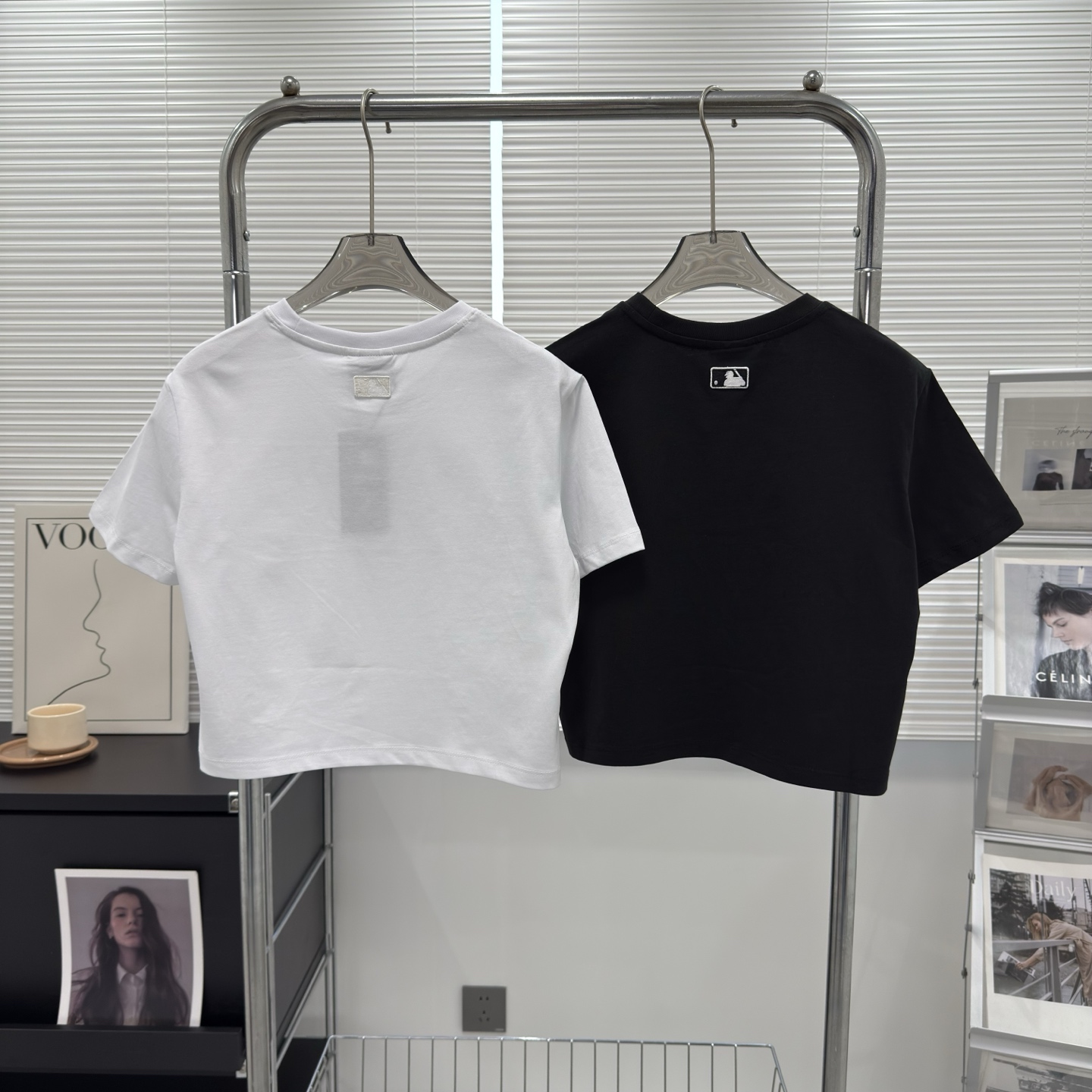 供货价:50💰『MLB刺绣篇』短版女款短袖,热销推选,原包装➕原吊牌 mlb美式字母印花短袖印花情侣款，定制定染宽松舒适，时髦的直很接的一款！ 印花干净漂亮好看，夏季穿搭，一件舒适有颜的值T恤！减龄必备单品！轻松打造夏日潮酷感，上身轻松拿捏，分分钟成为出街的焦点，⚠️ins/小红书 推爆的一款高人气，强烈推荐入手，上身效果超级好看，不挑人不挑身材随意百搭，男生女生都可以冲，搭配情侣装效果更佳。
