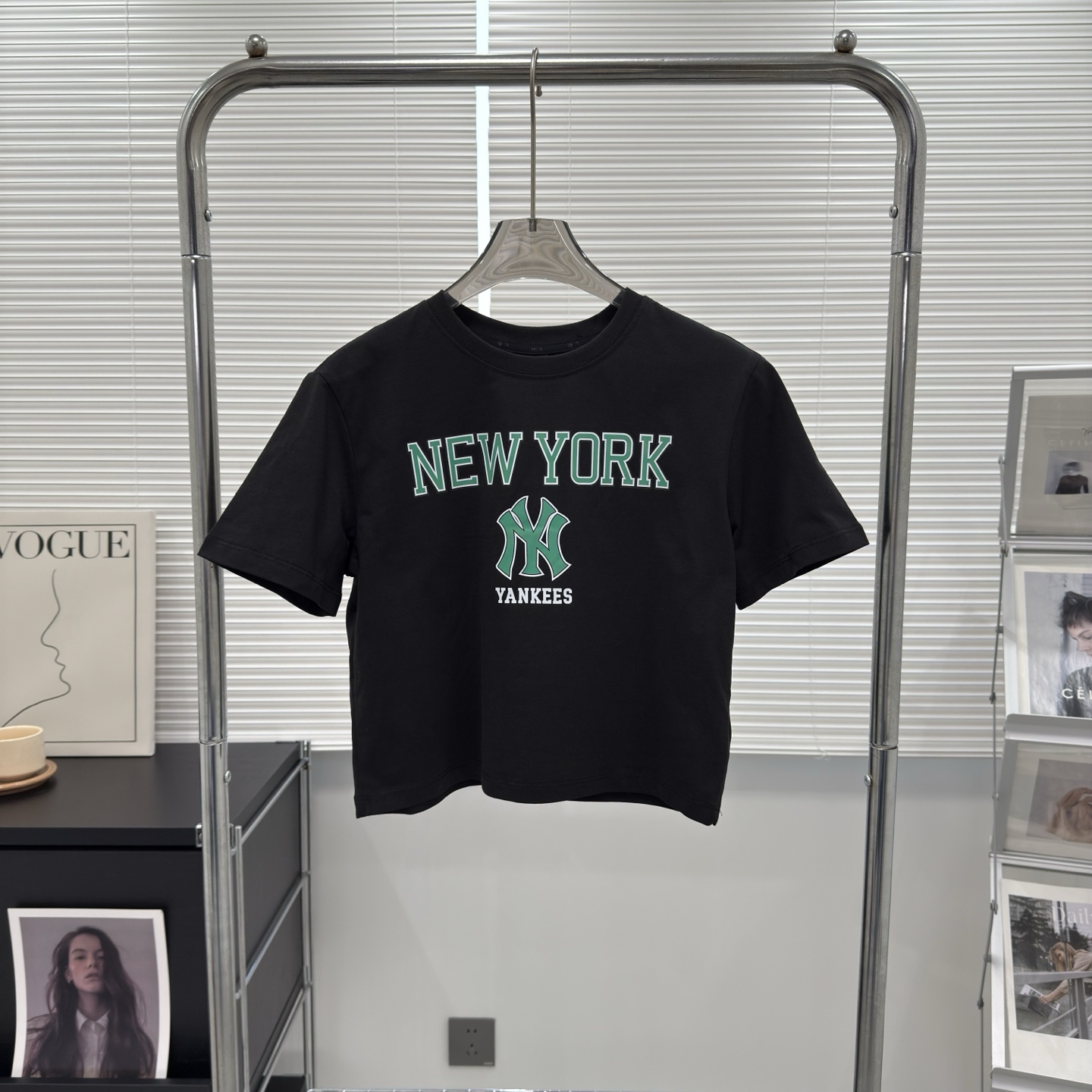 供货价:50💰『MLB刺绣篇』短版女款短袖,热销推选,原包装➕原吊牌 mlb美式字母印花短袖印花情侣款，定制定染宽松舒适，时髦的直很接的一款！ 印花干净漂亮好看，夏季穿搭，一件舒适有颜的值T恤！减龄必备单品！轻松打造夏日潮酷感，上身轻松拿捏，分分钟成为出街的焦点，⚠️ins/小红书 推爆的一款高人气，强烈推荐入手，上身效果超级好看，不挑人不挑身材随意百搭，男生女生都可以冲，搭配情侣装效果更佳。
